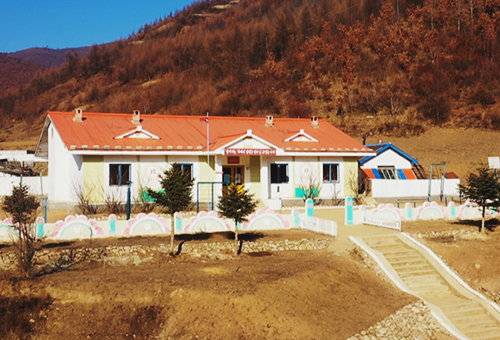 Familia de educadores en aldea montañosa