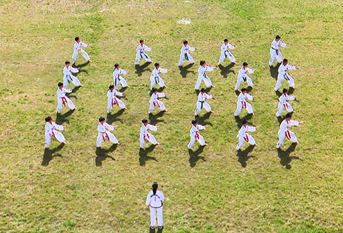 Lo que la maestra inculca en el corazón de los escolares...