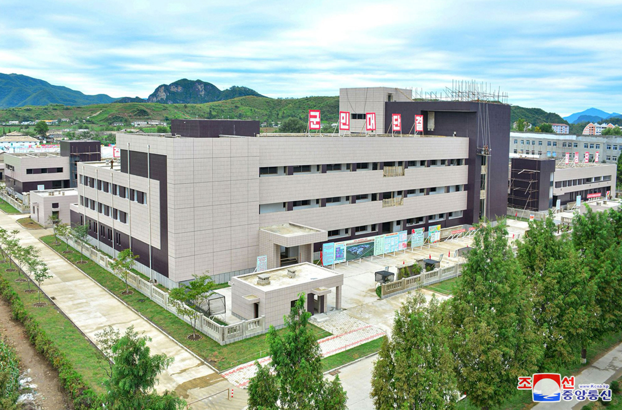경애하는 김정은동지께서 평북도 지방공업공장건설장을 현지지도하시였다
