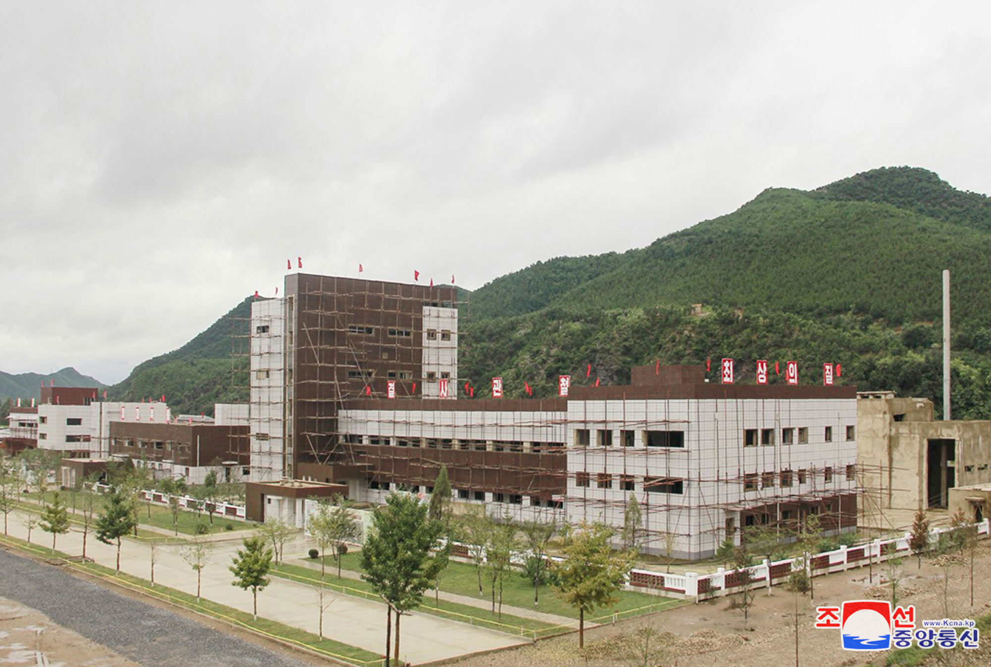 경애하는 김정은동지께서 평북도 지방공업공장건설장을 현지지도하시였다