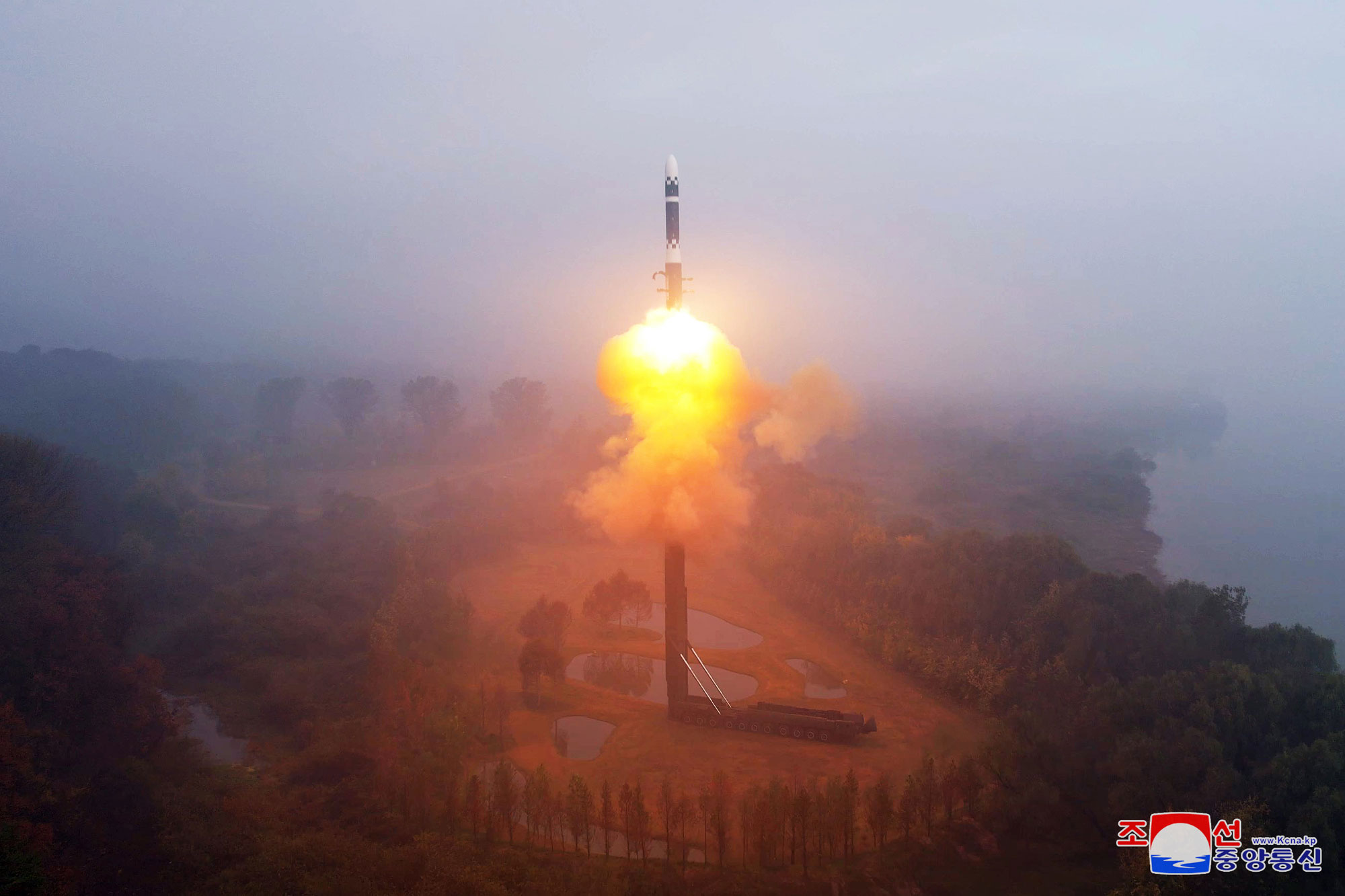 조선민주주의인민공화국의 철저한 대응의지와 전략공격력의 절대적우세를 과시한 중대한 시험
 경애하는 김정은동지의 지도밑에 조선민주주의인민공화국의 최신형대륙간탄도미싸일 《화성포-19》형 시험발사 성공적으로 단행