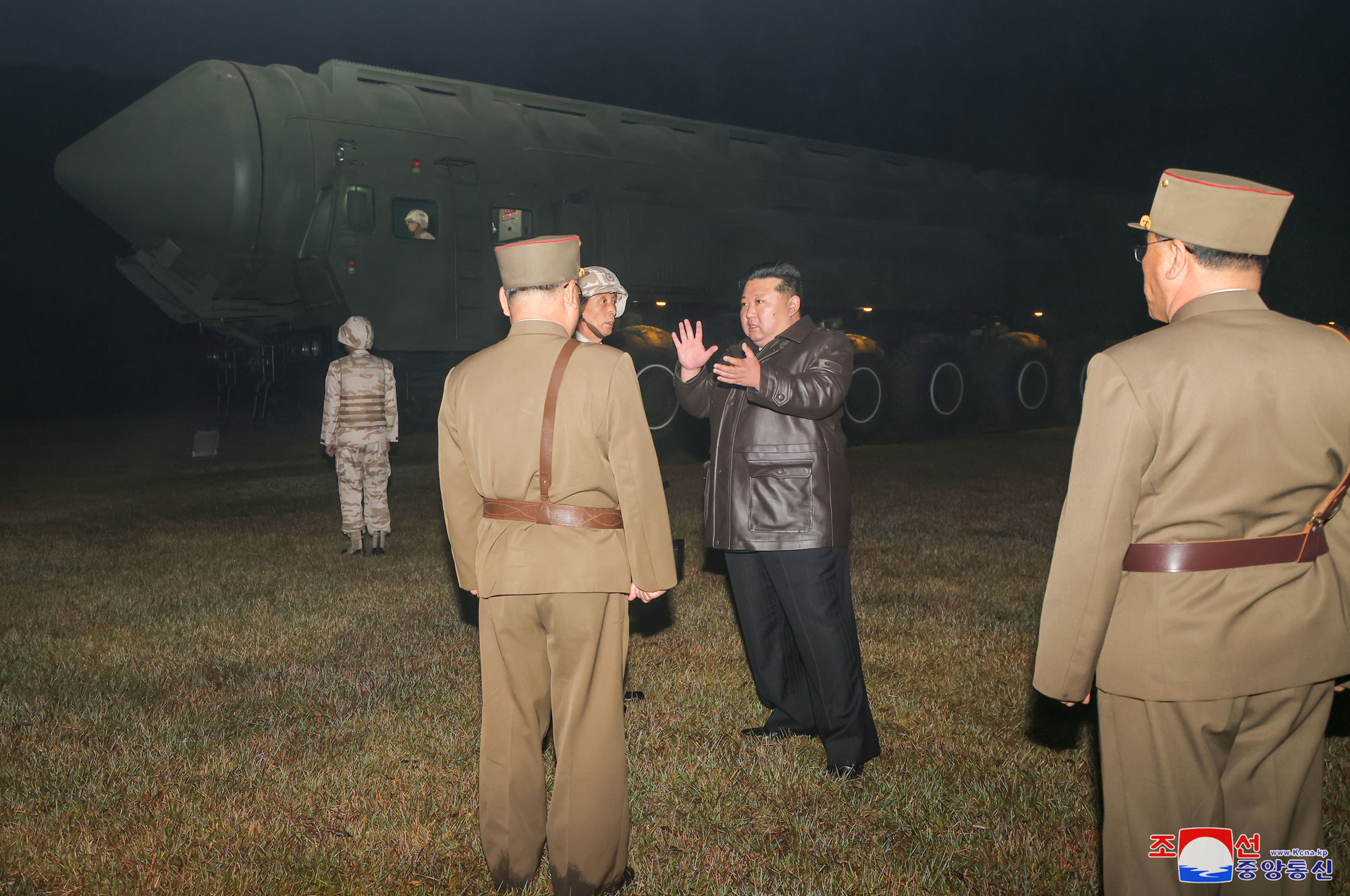 조선민주주의인민공화국의 철저한 대응의지와 전략공격력의 절대적우세를 과시한 중대한 시험
 경애하는 김정은동지의 지도밑에 조선민주주의인민공화국의 최신형대륙간탄도미싸일 《화성포-19》형 시험발사 성공적으로 단행