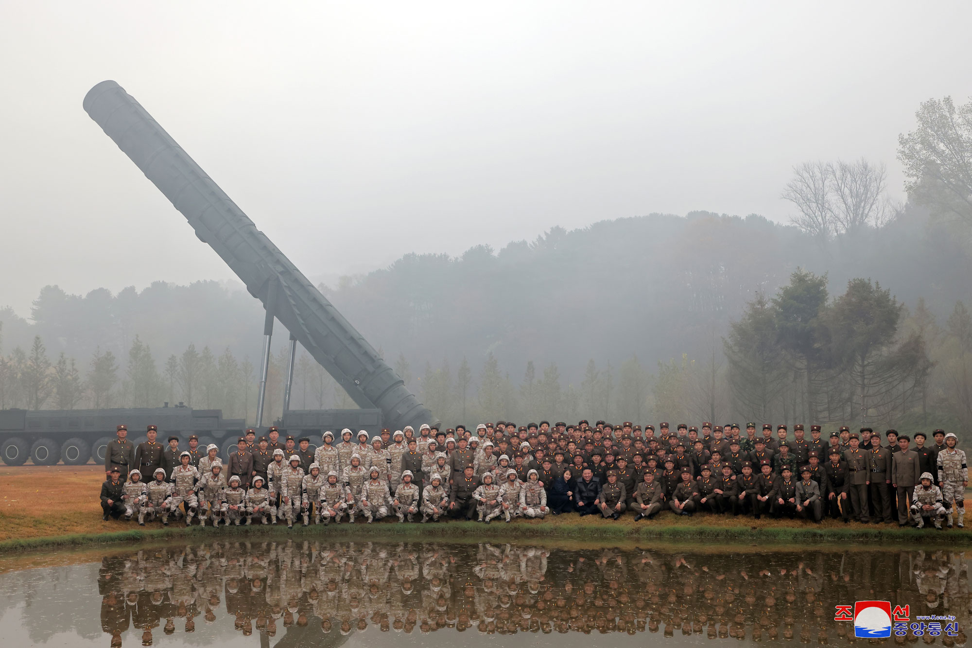 조선민주주의인민공화국의 철저한 대응의지와 전략공격력의 절대적우세를 과시한 중대한 시험
 경애하는 김정은동지의 지도밑에 조선민주주의인민공화국의 최신형대륙간탄도미싸일 《화성포-19》형 시험발사 성공적으로 단행