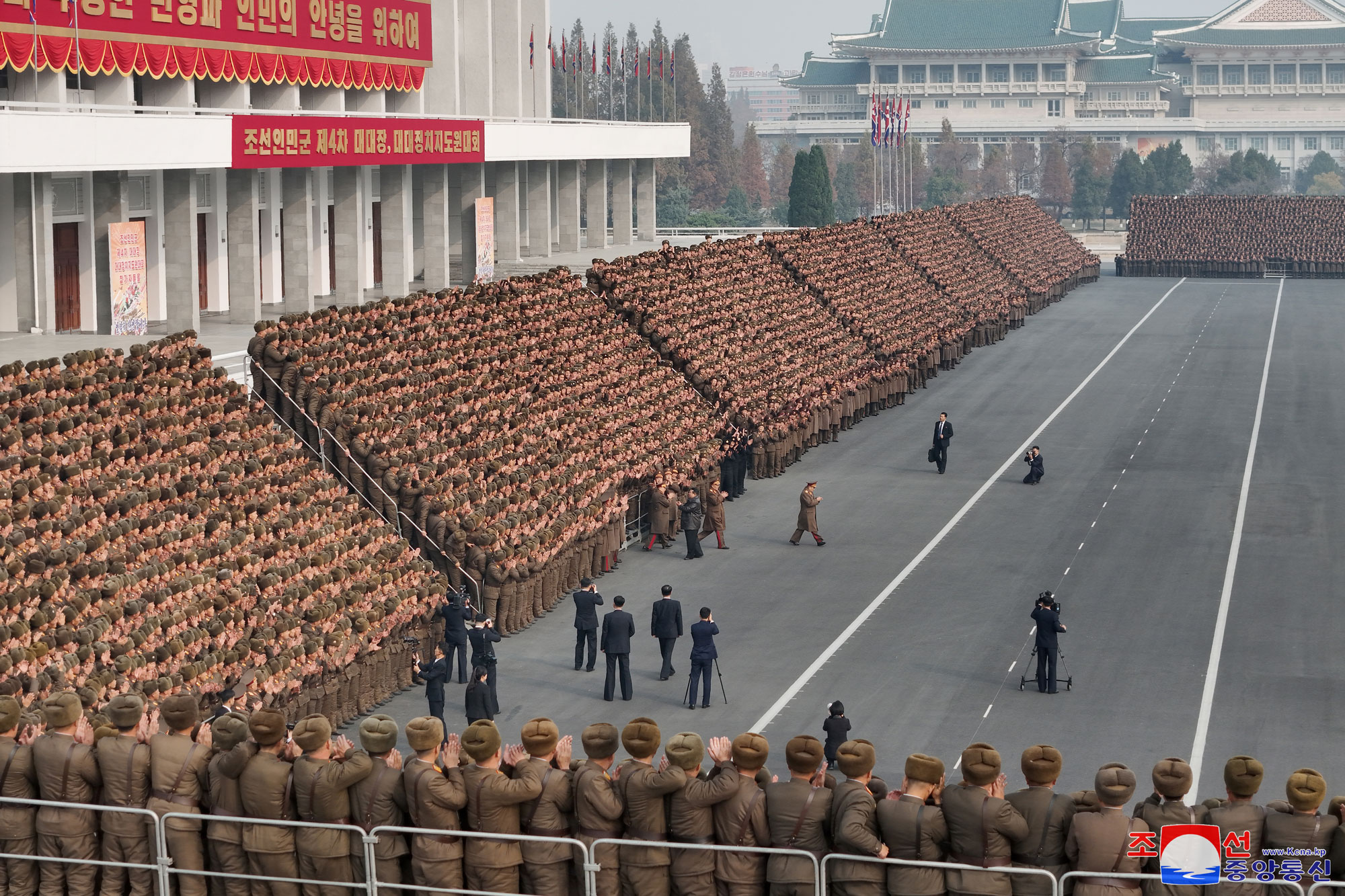 President of State Affairs Kim Jong Un has photo session with participants in Fourth Conference of Battalion Commanders and Political Instructors of KPA