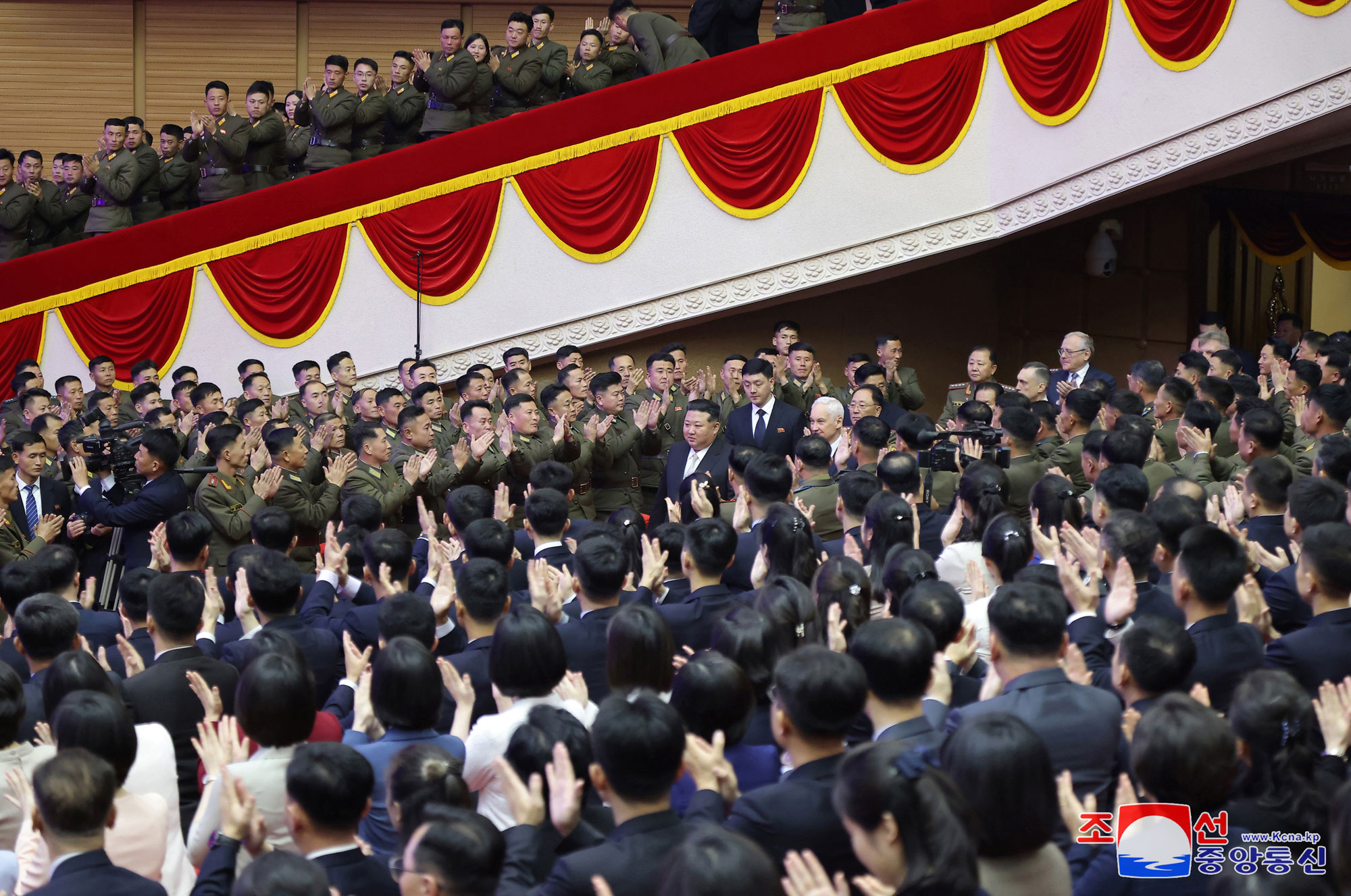 로씨야련방 군사대표단을 환영하는 공연 진행경애하는 김정은동지께서 로씨야련방 국방상과 군사대표단 성원들과 함께 공연을 관람하시였다