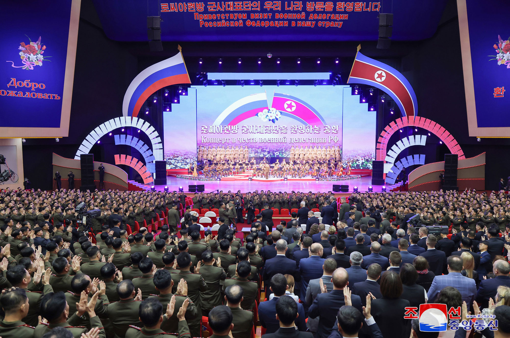 로씨야련방 군사대표단을 환영하는 공연 진행경애하는 김정은동지께서 로씨야련방 국방상과 군사대표단 성원들과 함께 공연을 관람하시였다