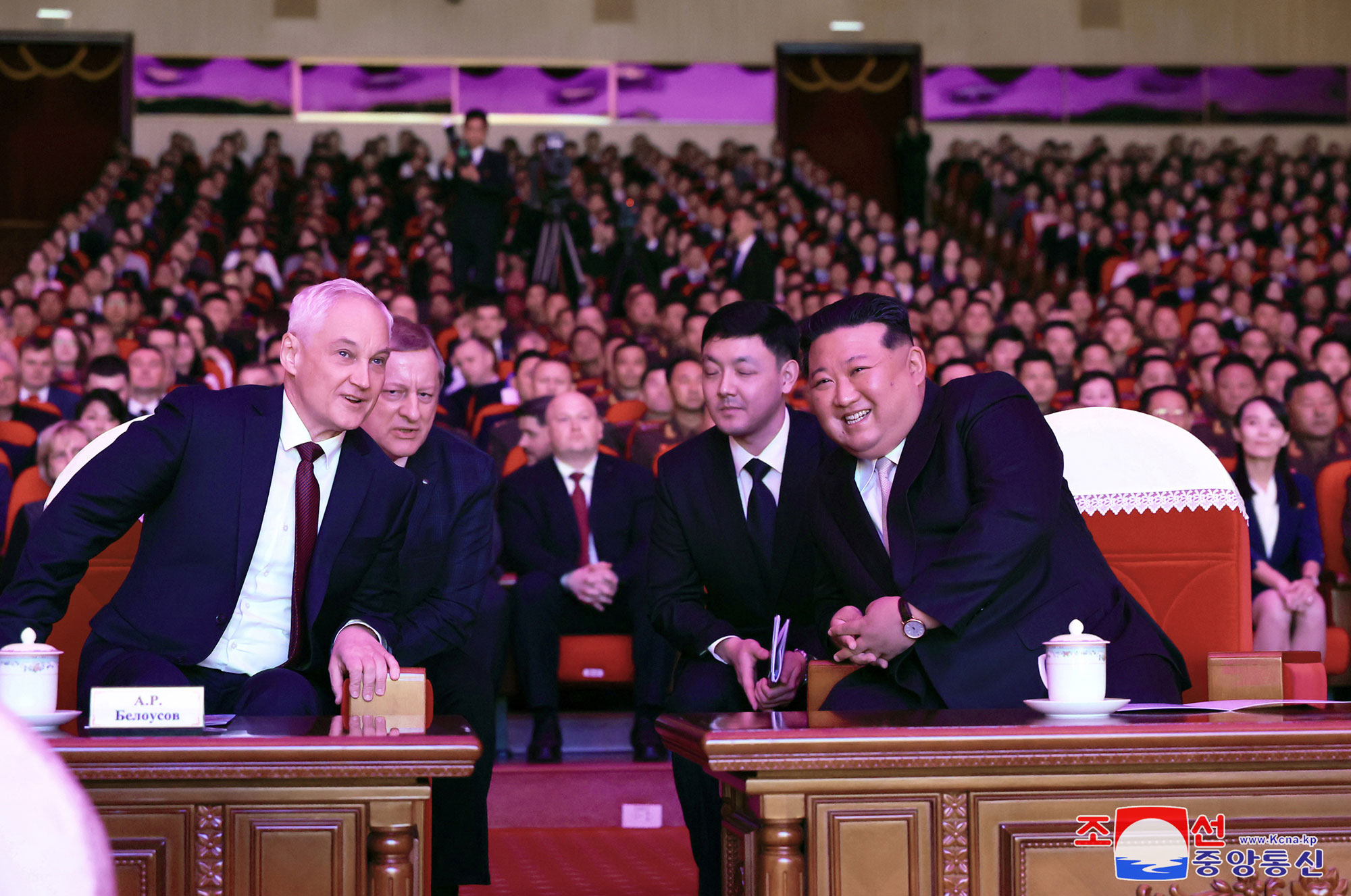 로씨야련방 군사대표단을 환영하는 공연 진행경애하는 김정은동지께서 로씨야련방 국방상과 군사대표단 성원들과 함께 공연을 관람하시였다
