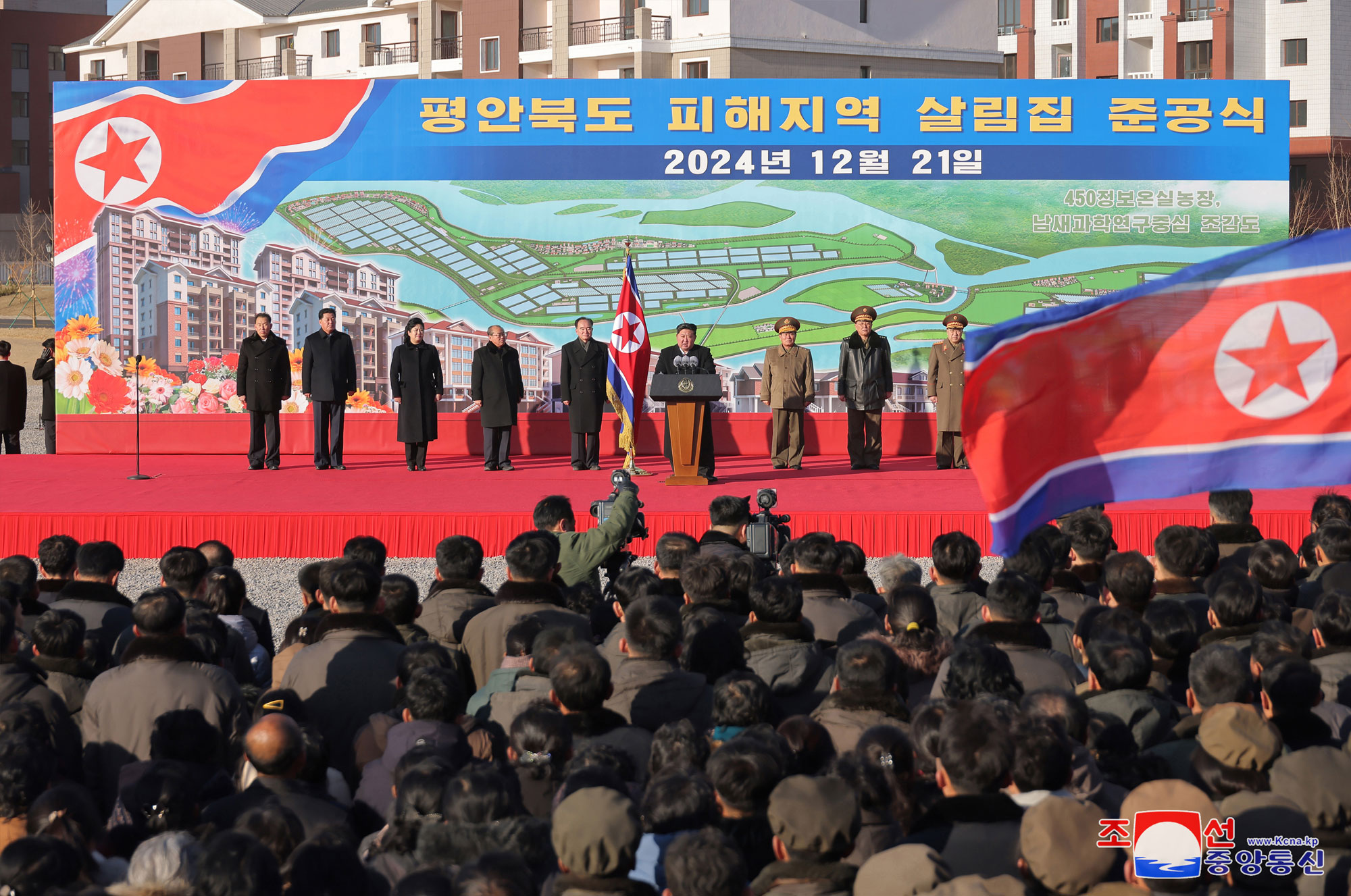평안북도 피해지역 살림집 준공식 성대히 진행
경애하는 김정은동지께서 준공식에 참석하시였다