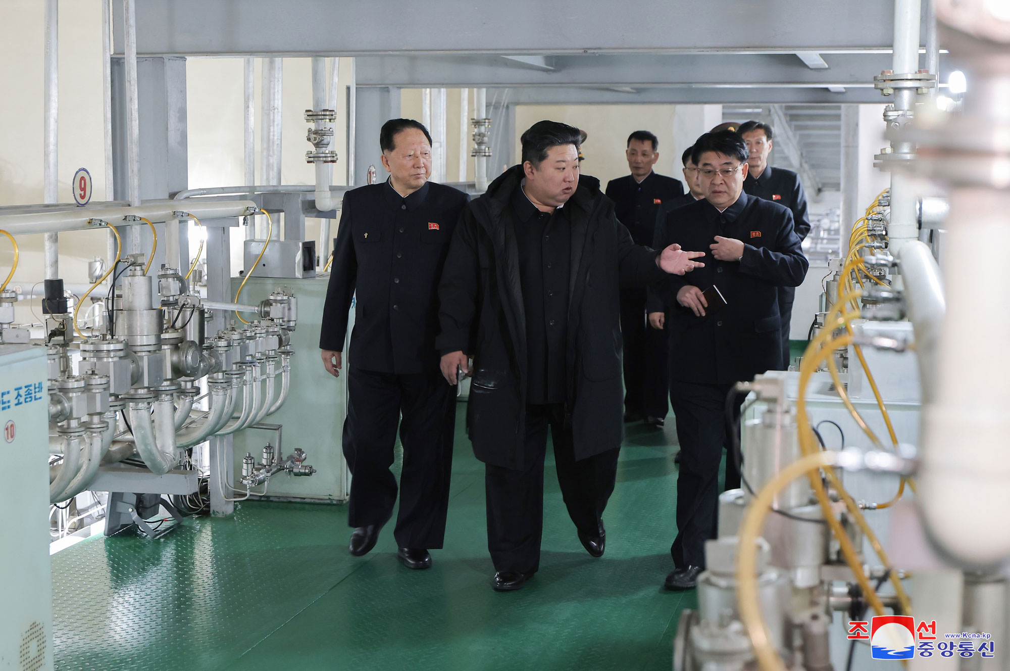 경애하는 김정은동지께서 핵물질생산기지와 핵무기연구소를 현지지도하시였다
