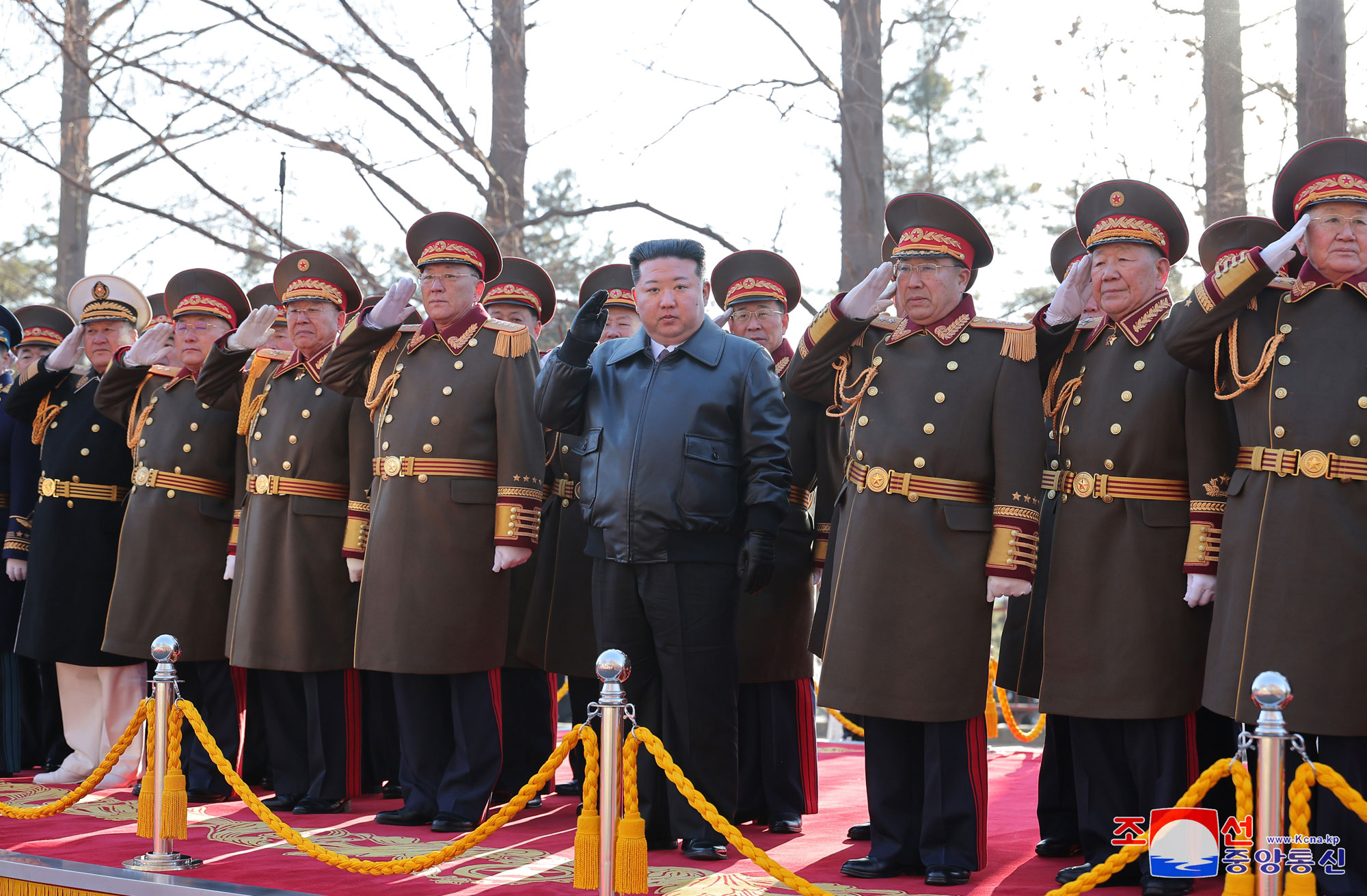 경애하는 김정은동지께서 조선인민군창건절에 즈음하여 국방성을 축하방문하시였다