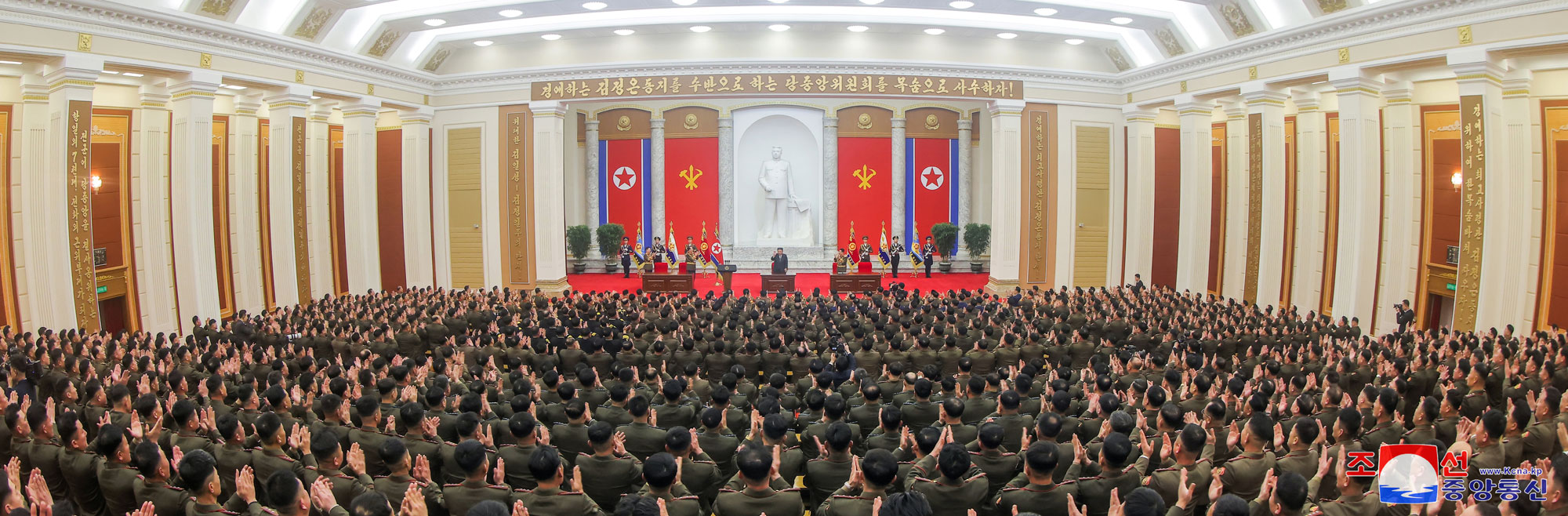 경애하는 김정은동지께서 조선인민군창건절에 즈음하여 국방성을 축하방문하시였다