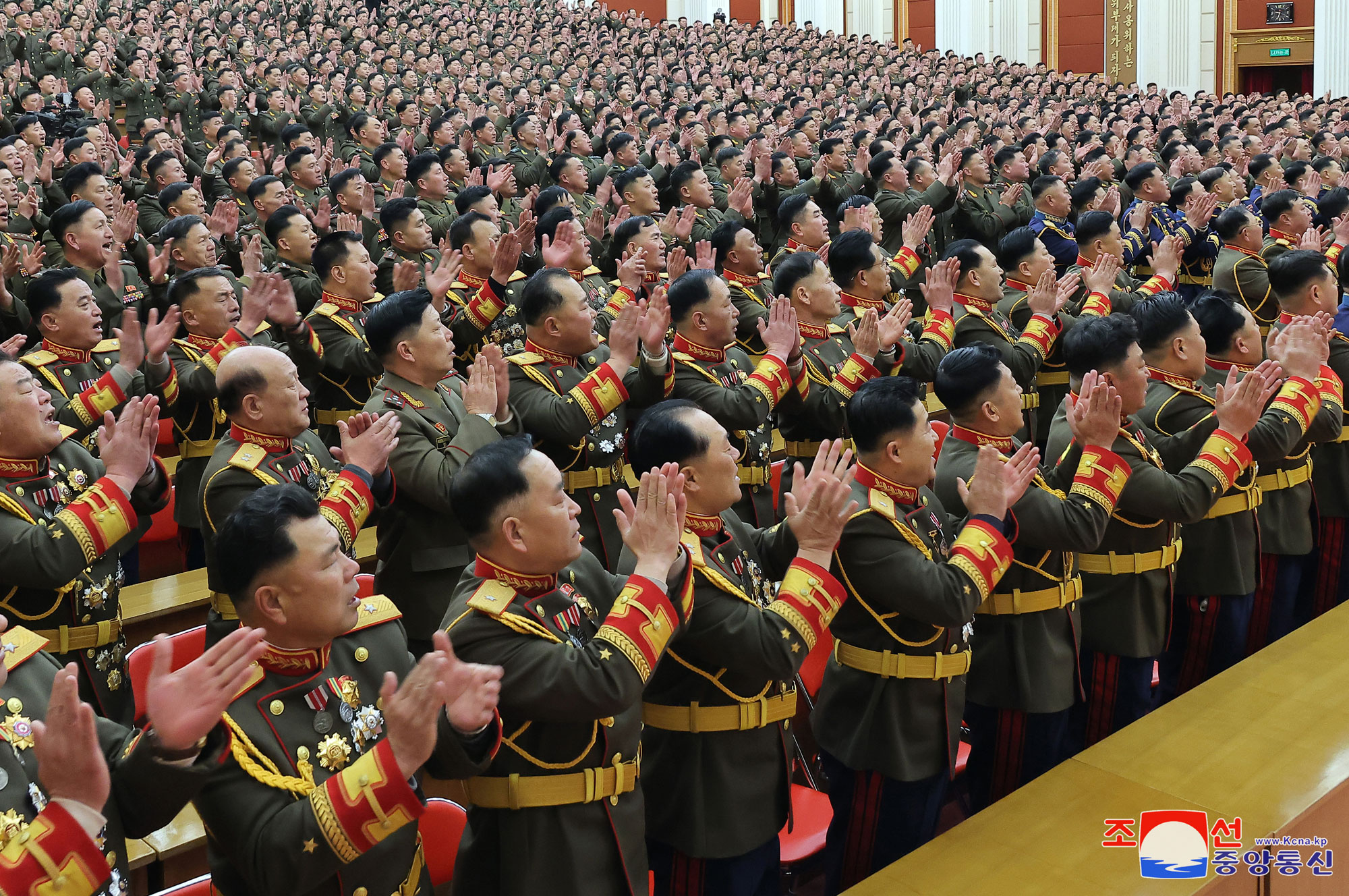 경애하는 김정은동지께서 조선인민군창건절에 즈음하여 국방성을 축하방문하시였다