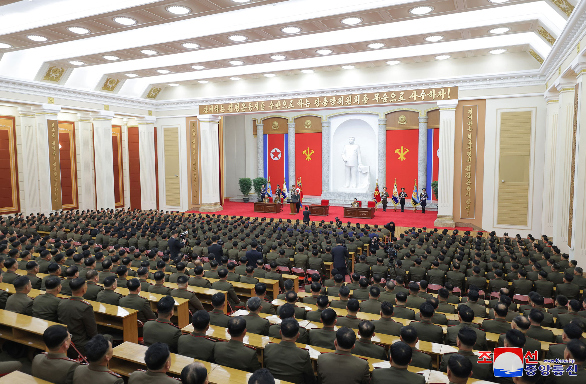 경애하는 김정은동지께서 조선인민군창건절에 즈음하여 국방성을 축하방문하시였다