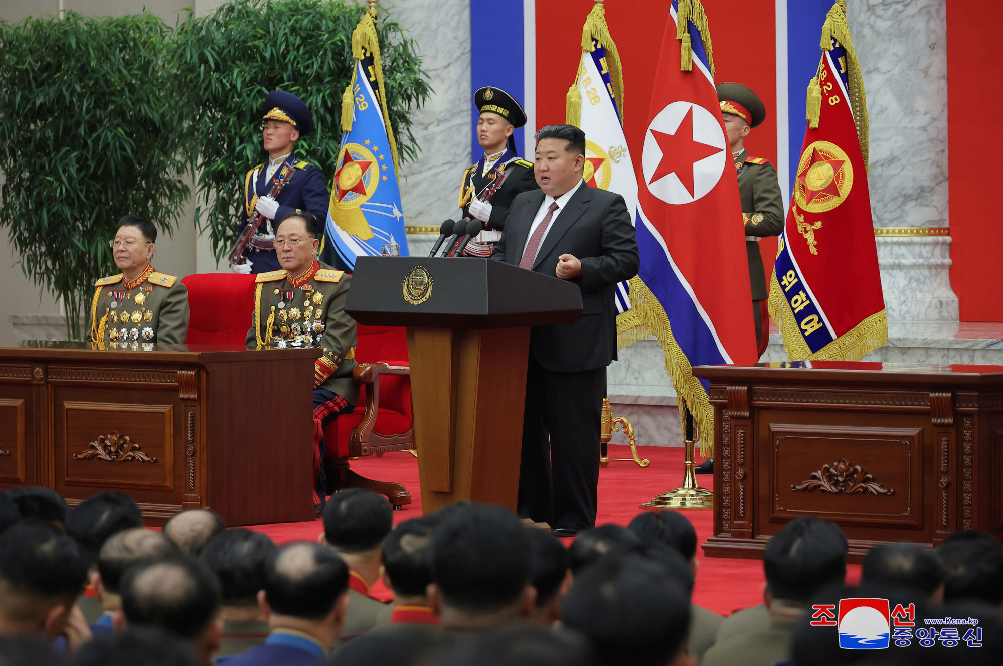 경애하는 김정은동지께서 조선인민군창건절에 즈음하여 국방성을 축하방문하시였다