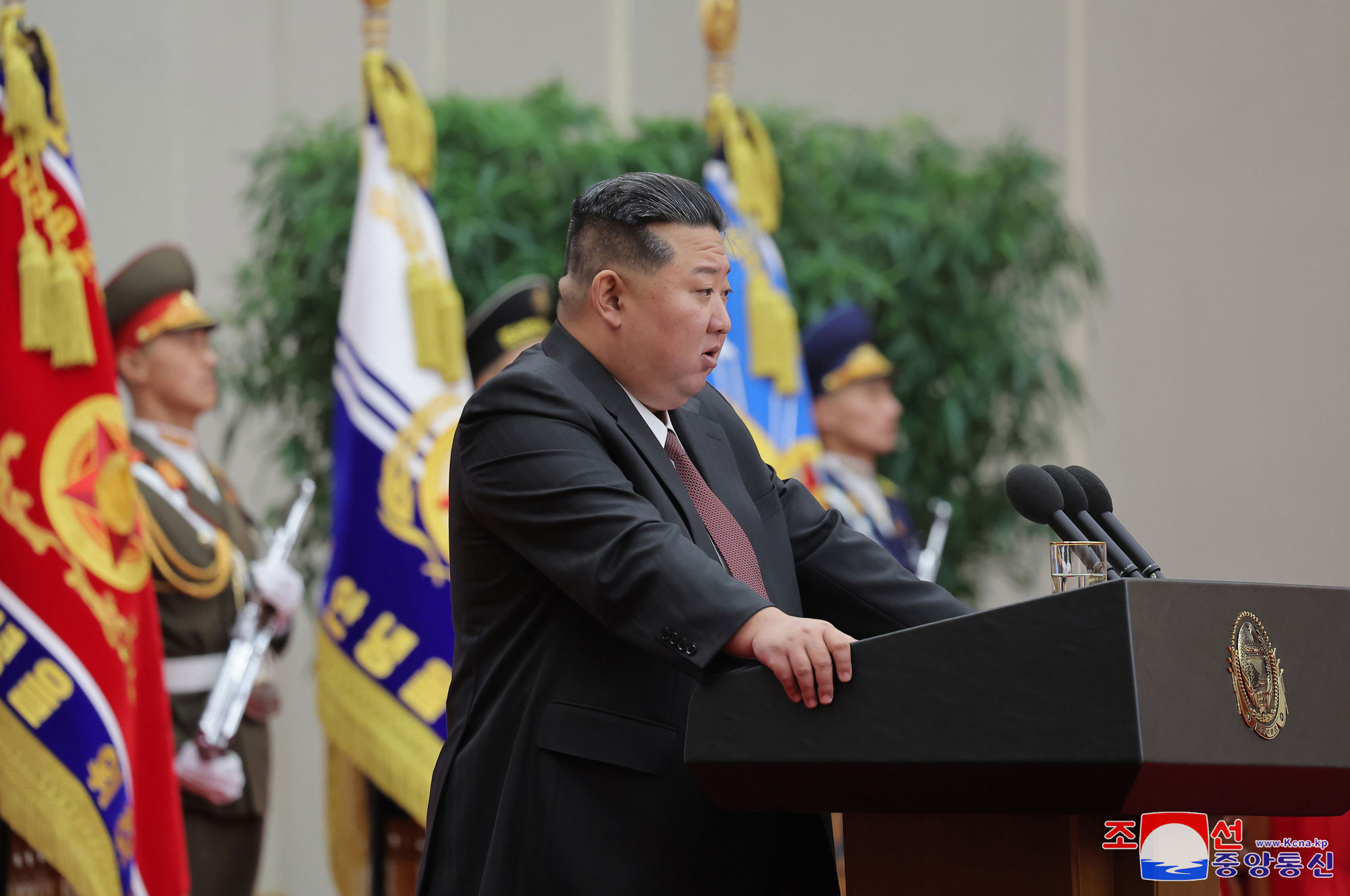 경애하는 김정은동지께서 조선인민군창건절에 즈음하여 국방성을 축하방문하시였다