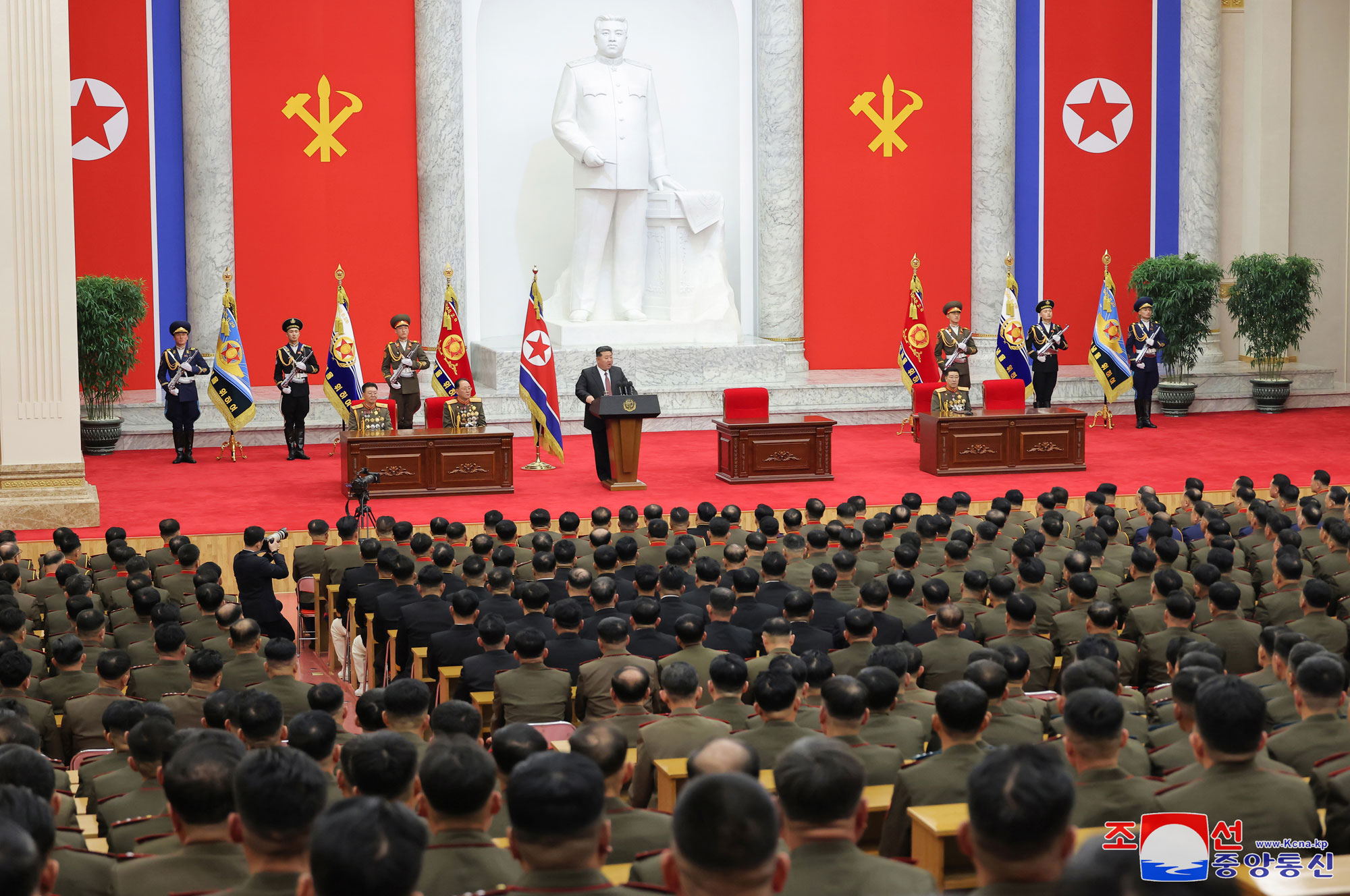 경애하는 김정은동지께서 조선인민군창건절에 즈음하여 국방성을 축하방문하시였다