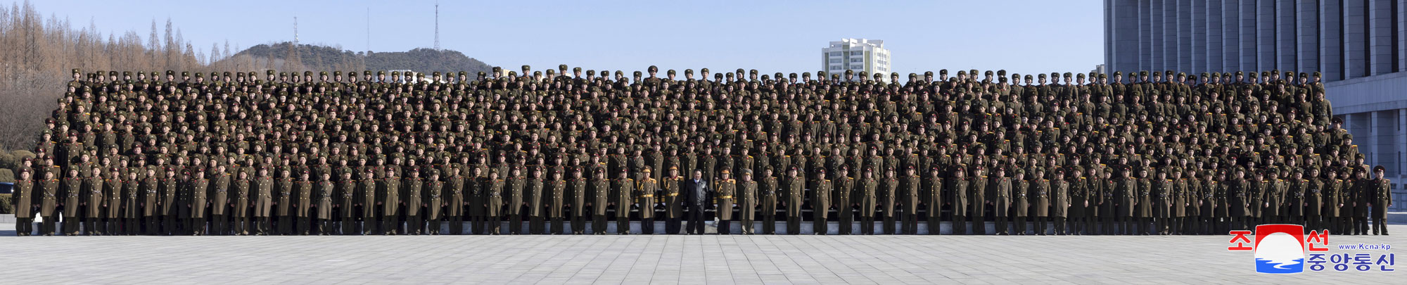 경애하는 김정은동지께서 조선인민군창건절에 즈음하여 국방성을 축하방문하시였다
