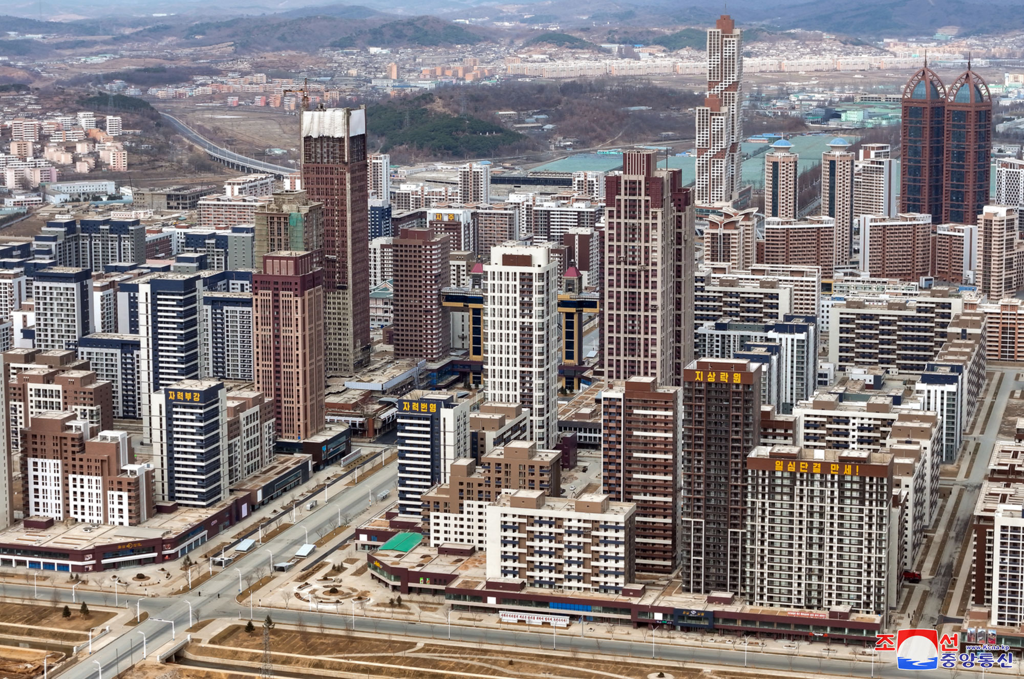 경애하는 김정은동지께서 완공을 앞둔 화성지구 3단계 1만세대 살림집건설장을 현지지도하시였다