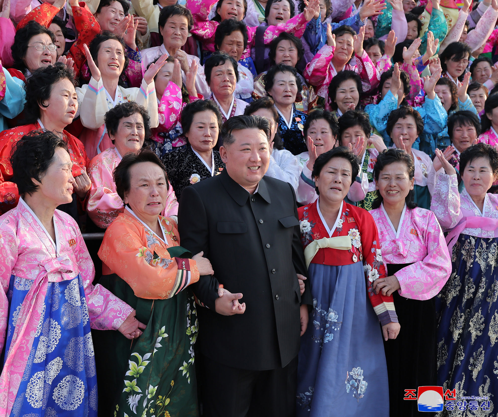 President of State Affairs Kim Jong Un has photo session with participants in Third National Meeting of Active Neighbourhood Unit Leaders