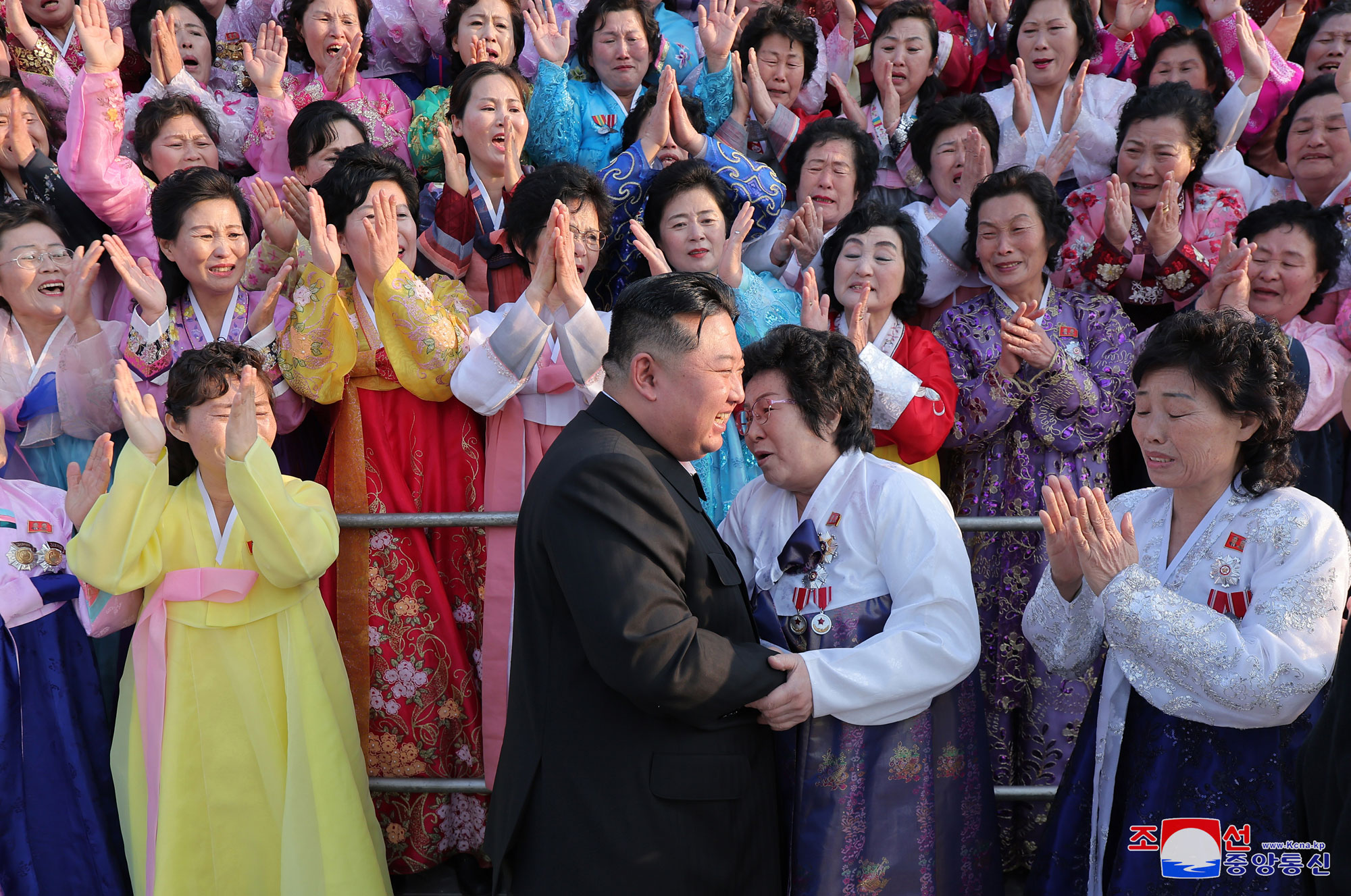 President of State Affairs Kim Jong Un has photo session with participants in Third National Meeting of Active Neighbourhood Unit Leaders