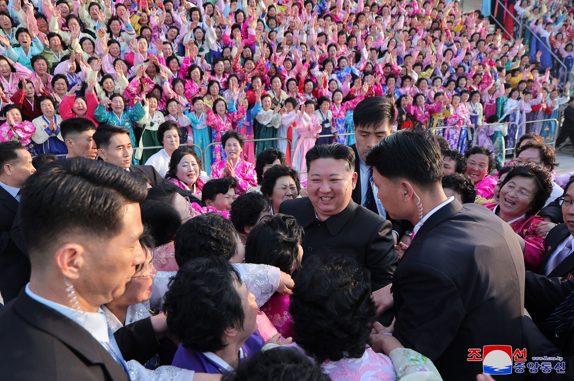 President of State Affairs Kim Jong Un has photo session with participants in Third National Meeting of Active Neighbourhood Unit Leaders