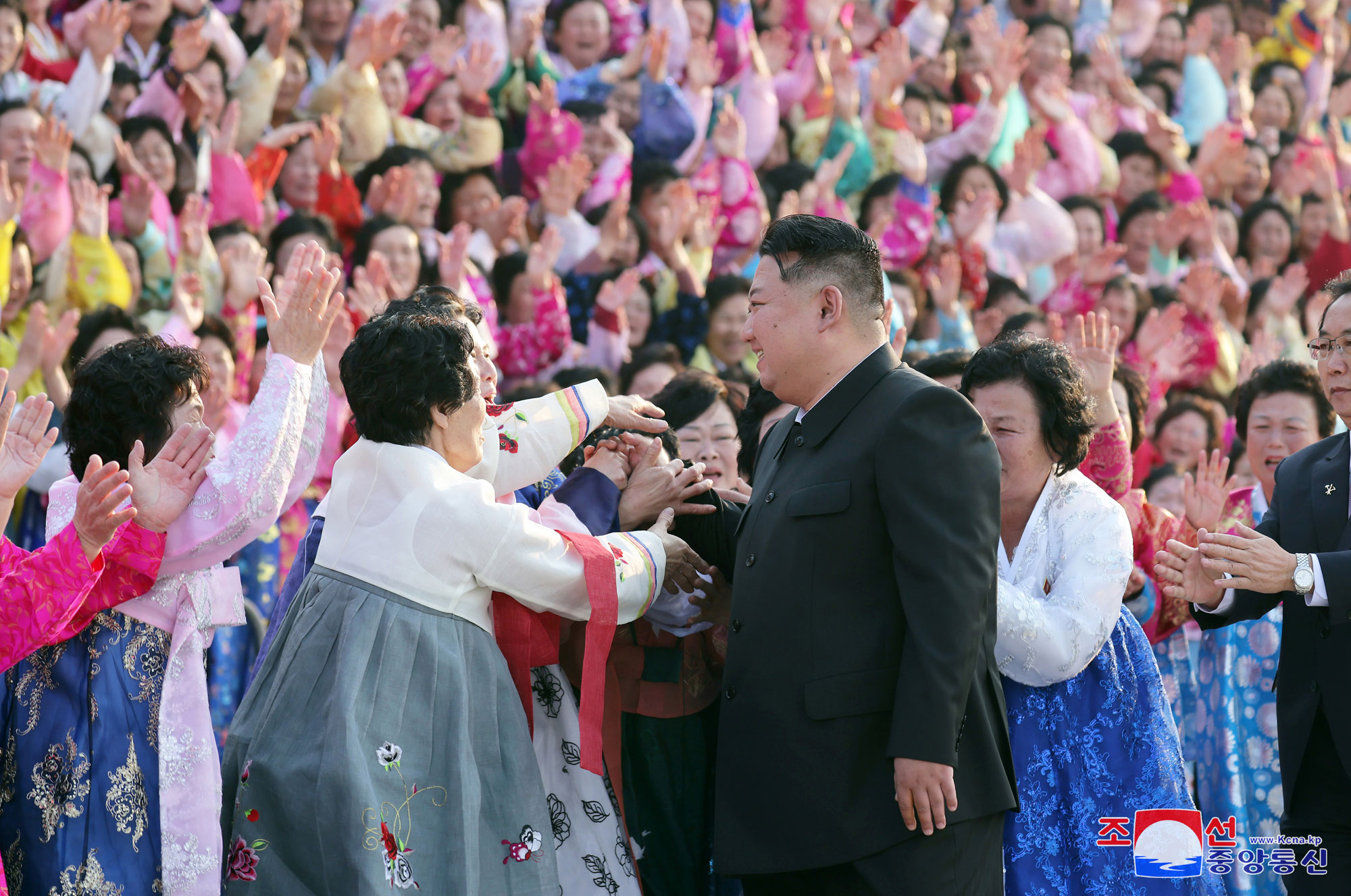 President of State Affairs Kim Jong Un has photo session with participants in Third National Meeting of Active Neighbourhood Unit Leaders