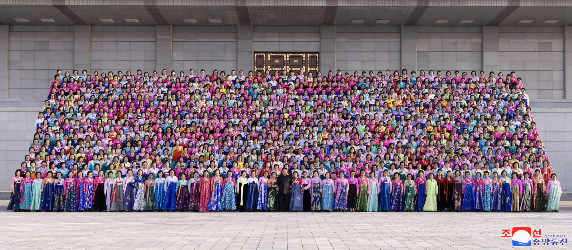 President of State Affairs Kim Jong Un has photo session with participants in Third National Meeting of Active Neighbourhood Unit Leaders