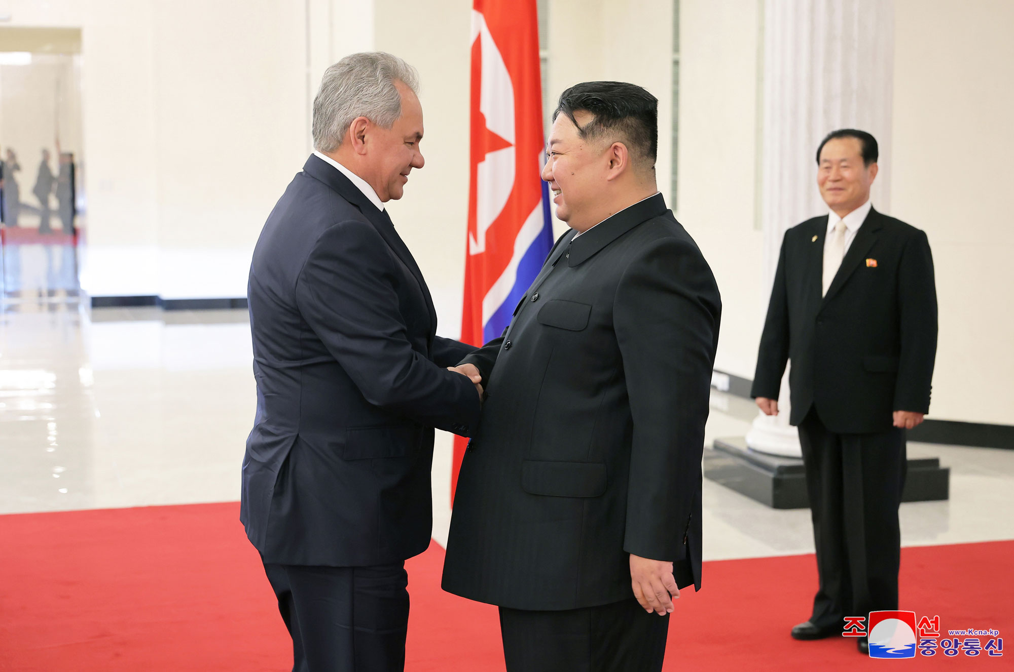경애하는 김정은동지께서 로씨야련방 안전리사회 서기장 쎄르게이 쇼이구동지를 접견하시였다