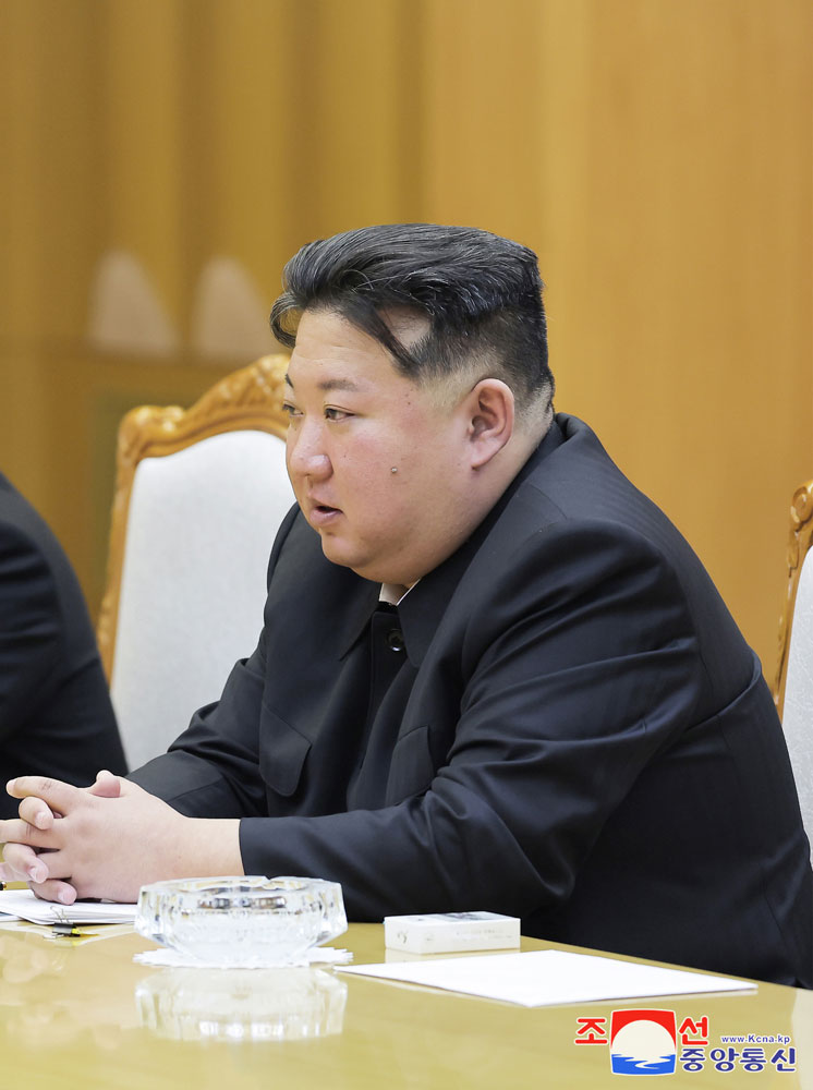 경애하는 김정은동지께서 로씨야련방 안전리사회 서기장 쎄르게이 쇼이구동지를 접견하시였다