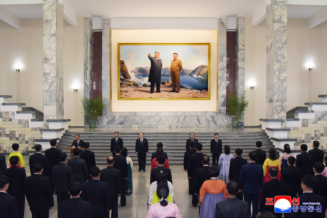 경애하는 김정은동지께서 2024년을 자랑찬 승리의 해로 빛내이신 불멸의 업적을 보여주는 중앙사진전람회 개막