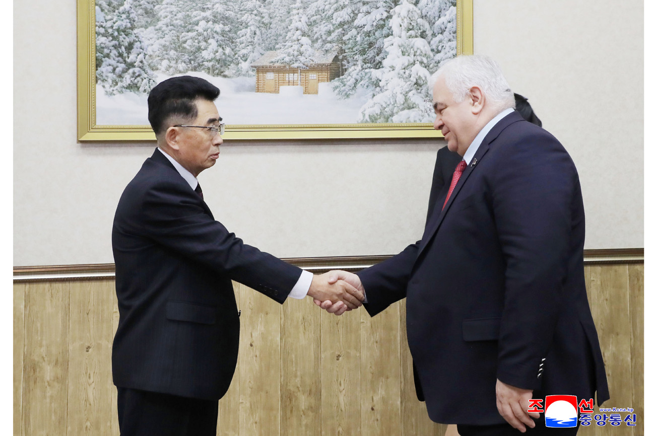 조선로동당 중앙위원회 국제부장이 로씨야련방공산당대표단을 만났다