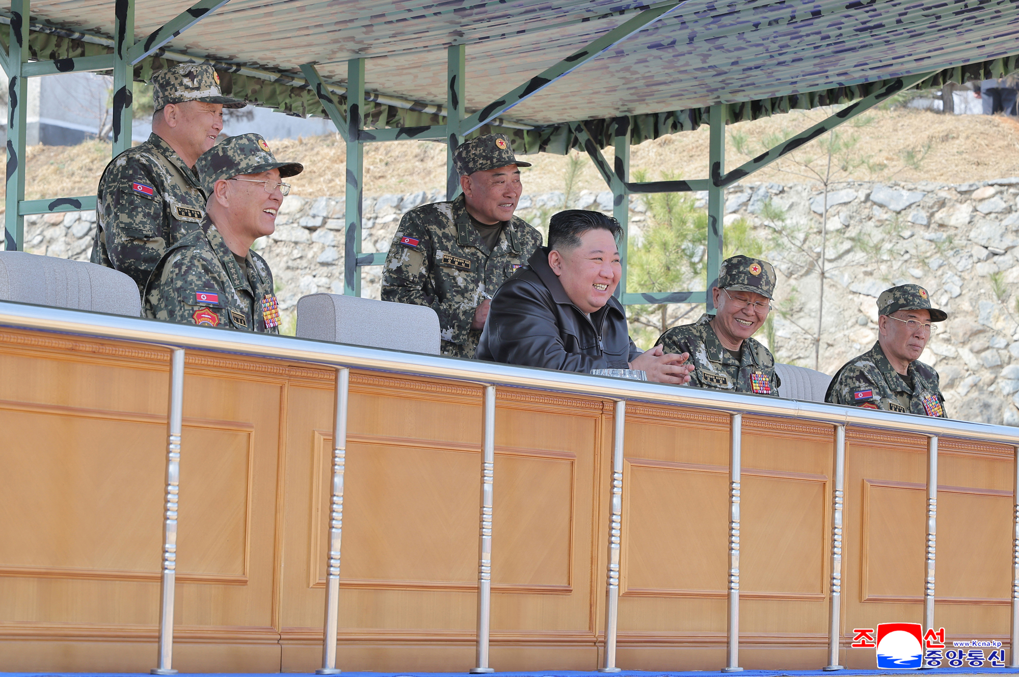 경애하는 김정은동지께서 조선인민군 특수작전부대들의 훈련기지를 방문하시고 종합훈련을 지도하시였다