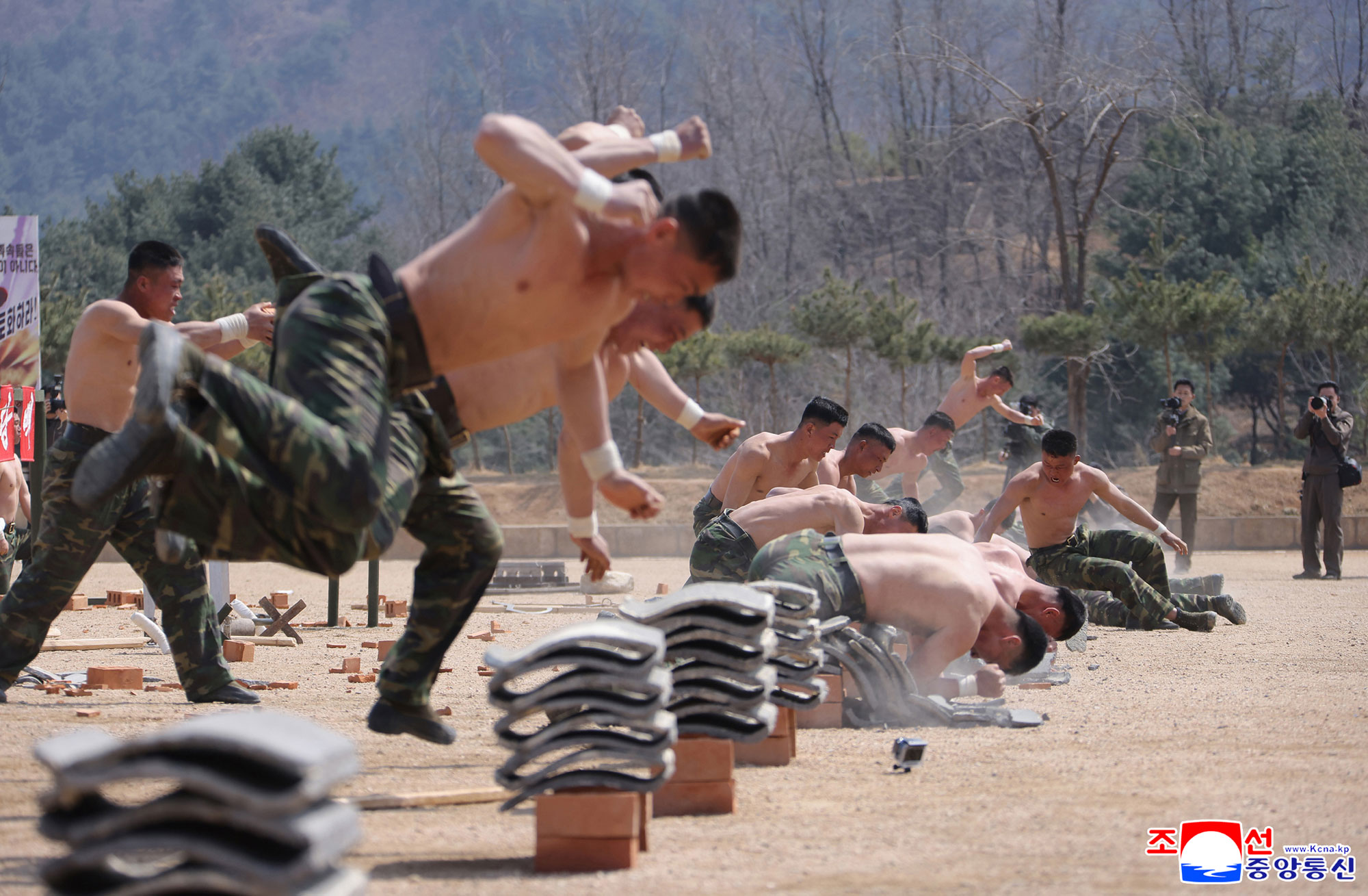 경애하는 김정은동지께서 조선인민군 특수작전부대들의 훈련기지를 방문하시고 종합훈련을 지도하시였다