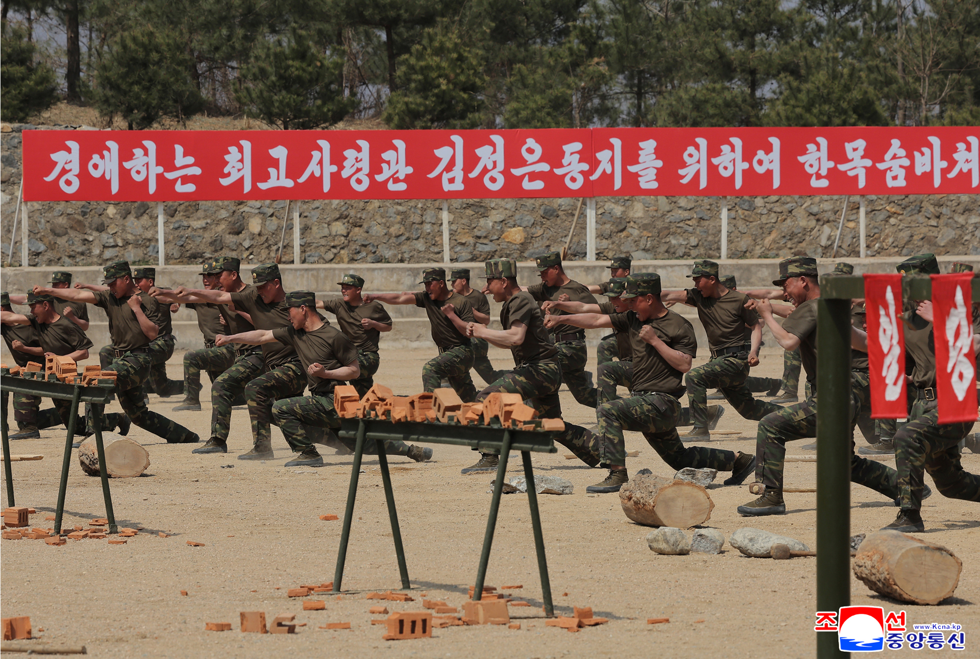 경애하는 김정은동지께서 조선인민군 특수작전부대들의 훈련기지를 방문하시고 종합훈련을 지도하시였다