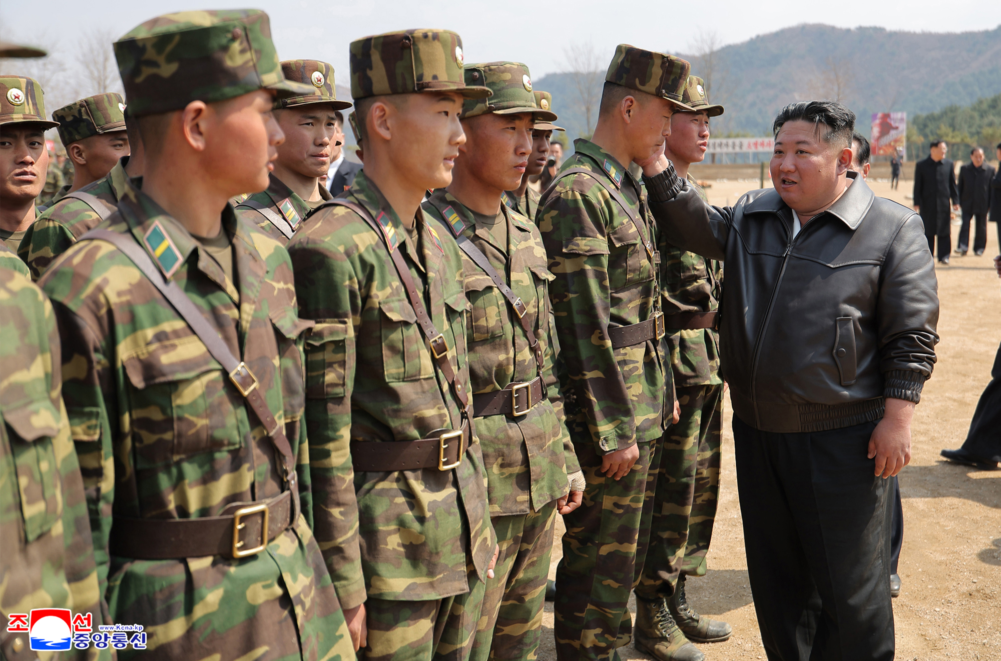 경애하는 김정은동지께서 조선인민군 특수작전부대들의 훈련기지를 방문하시고 종합훈련을 지도하시였다