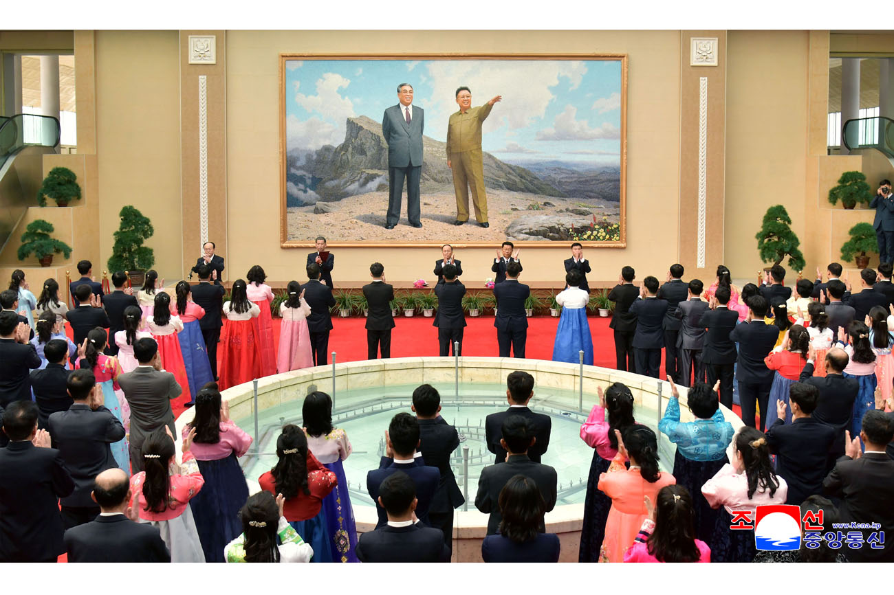위대한 수령 김일성동지 탄생 113돐경축 중앙사진전람회 개막