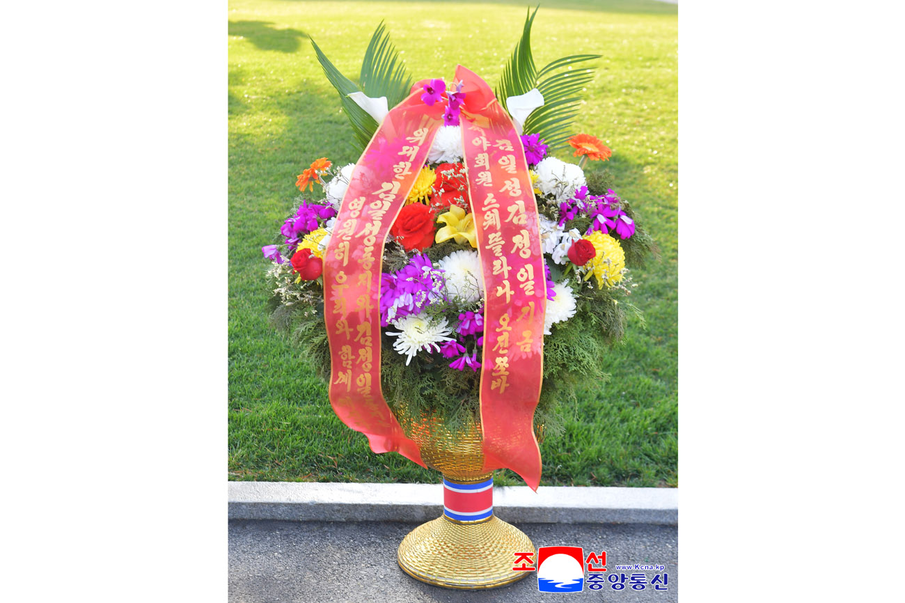 위대한 수령 김일성동지와 위대한 령도자 김정일동지의 동상에 김일성김정일기금리사회 성원들과 해외연고자가족이 꽃바구니를 보내여왔다