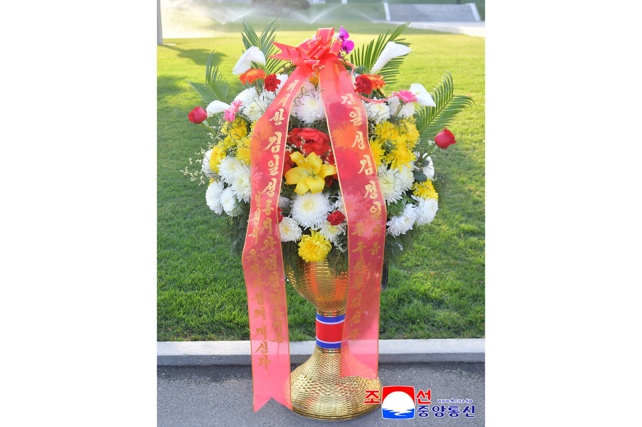 위대한 수령 김일성동지와 위대한 령도자 김정일동지의 동상에 김일성김정일기금리사회 성원들과 해외연고자가족이 꽃바구니를 보내여왔다