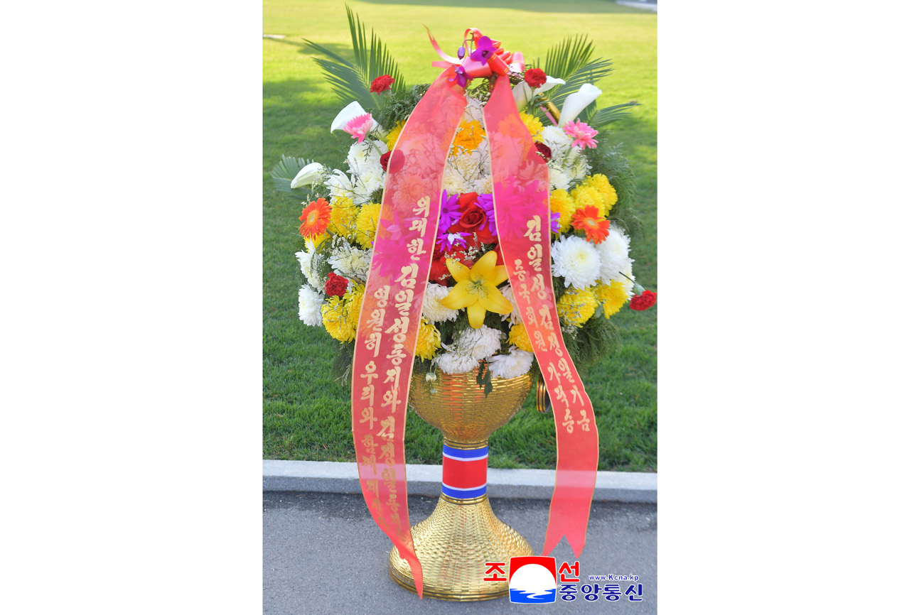 위대한 수령 김일성동지와 위대한 령도자 김정일동지의 동상에 김일성김정일기금리사회 성원들과 해외연고자가족이 꽃바구니를 보내여왔다