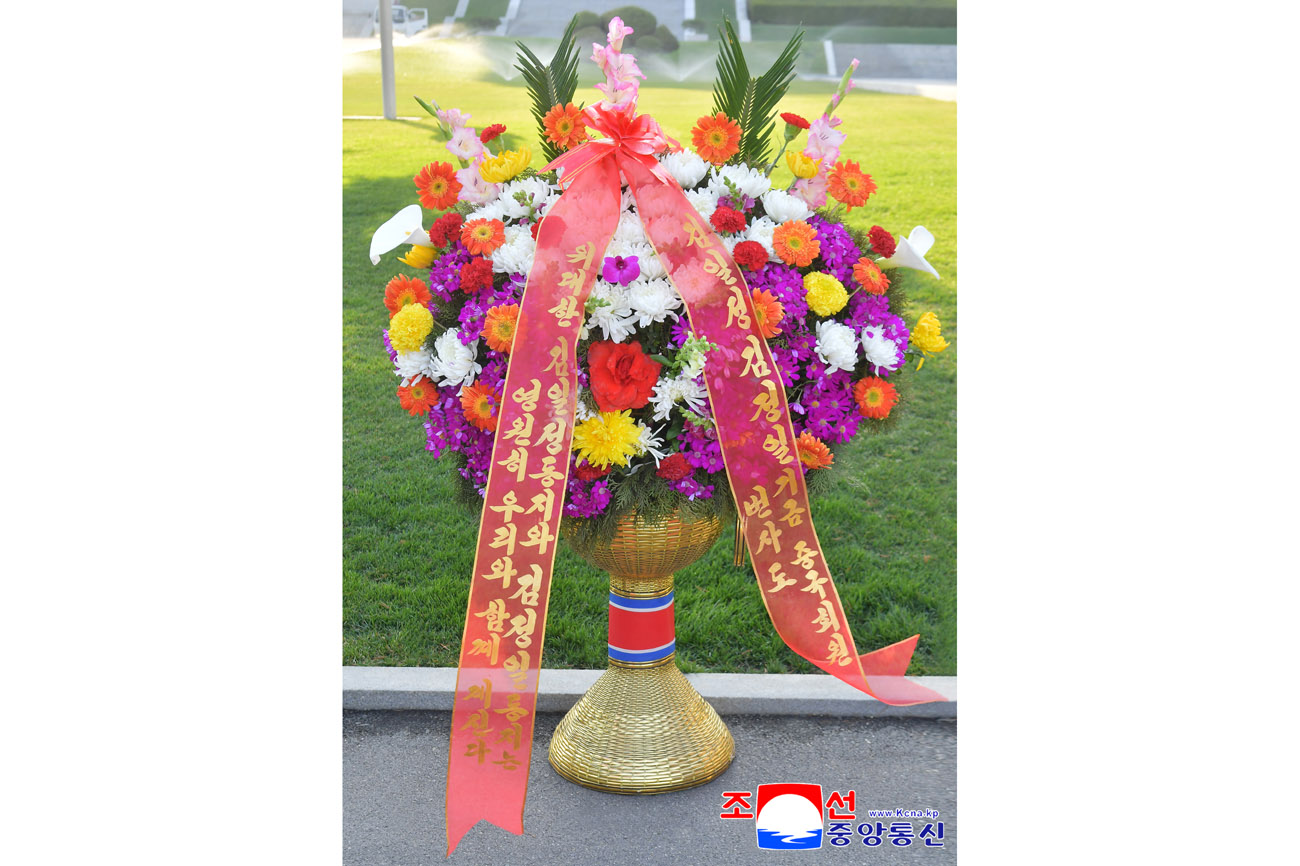 위대한 수령 김일성동지와 위대한 령도자 김정일동지의 동상에 김일성김정일기금리사회 성원들과 해외연고자가족이 꽃바구니를 보내여왔다