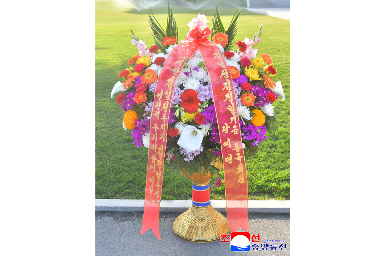 위대한 수령 김일성동지와 위대한 령도자 김정일동지의 동상에 김일성김정일기금리사회 성원들과 해외연고자가족이 꽃바구니를 보내여왔다