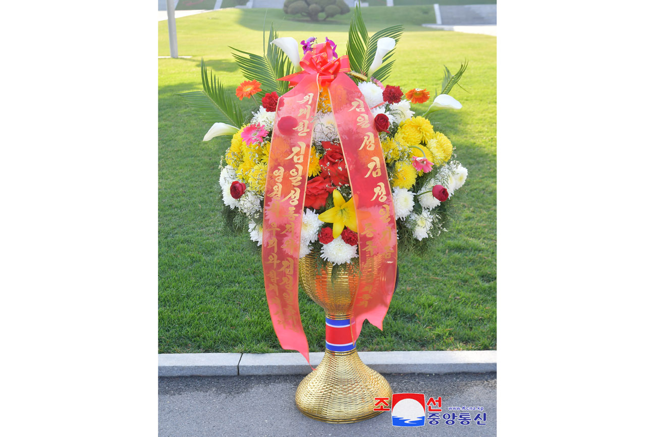 위대한 수령 김일성동지와 위대한 령도자 김정일동지의 동상에 김일성김정일기금리사회 성원들과 해외연고자가족이 꽃바구니를 보내여왔다