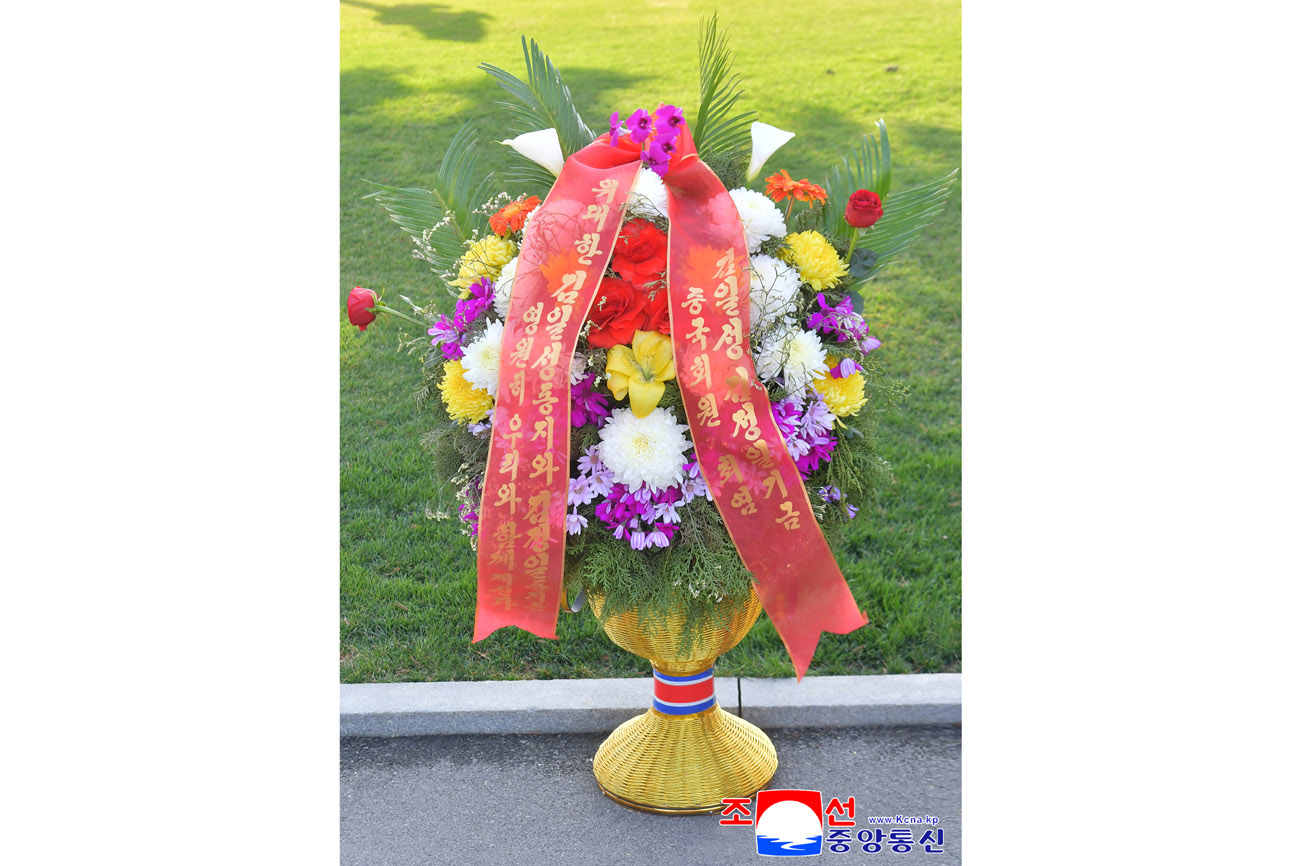 위대한 수령 김일성동지와 위대한 령도자 김정일동지의 동상에 김일성김정일기금리사회 성원들과 해외연고자가족이 꽃바구니를 보내여왔다