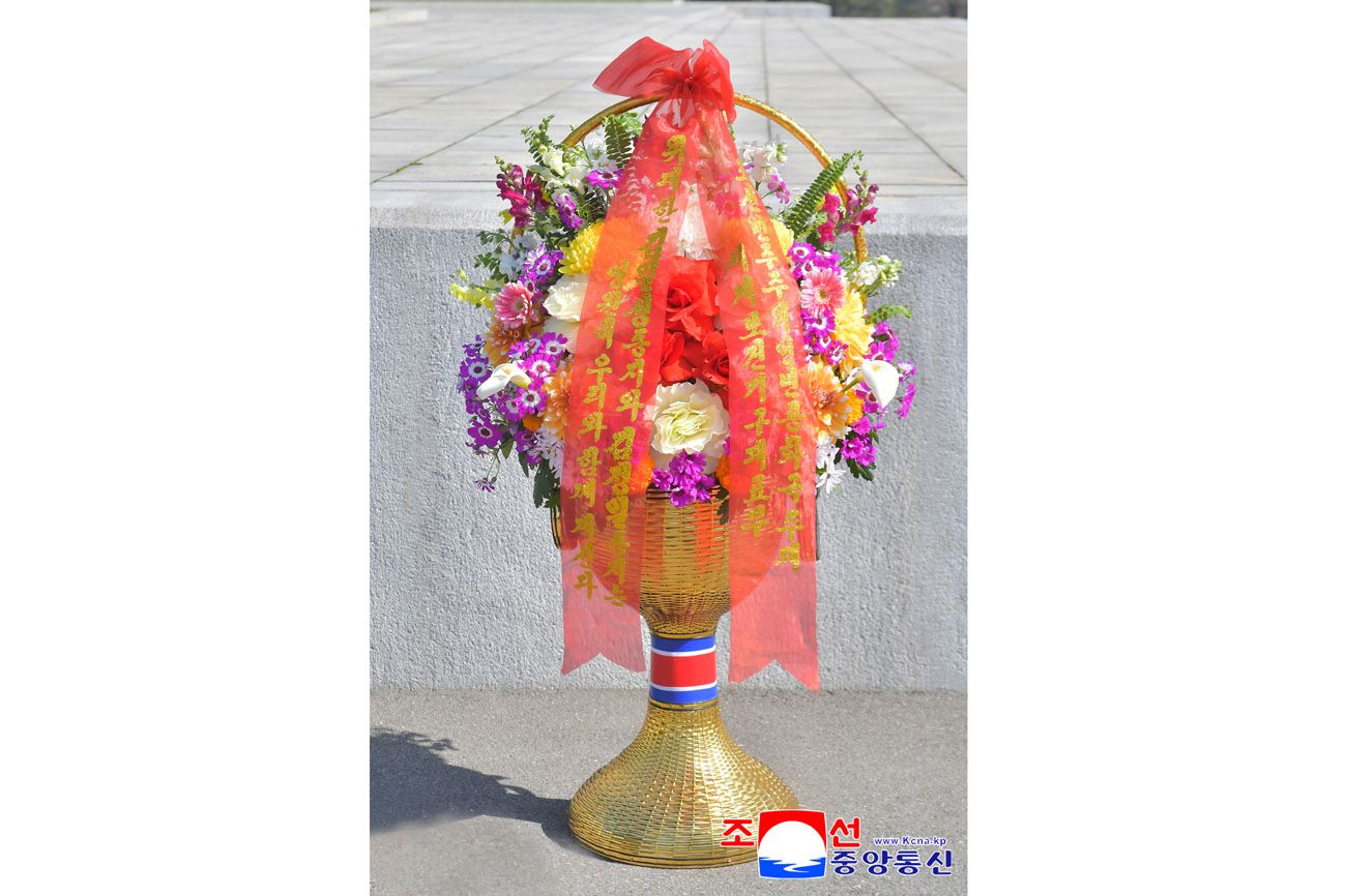 위대한 수령 김일성동지와 위대한 령도자 김정일동지의 동상에 김일성김정일기금리사회 성원들과 해외연고자가족이 꽃바구니를 보내여왔다