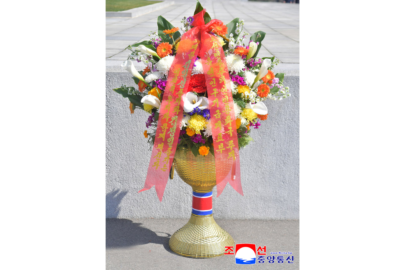 위대한 수령 김일성동지와 위대한 령도자 김정일동지의 동상에 김일성김정일기금리사회 성원들과 해외연고자가족이 꽃바구니를 보내여왔다