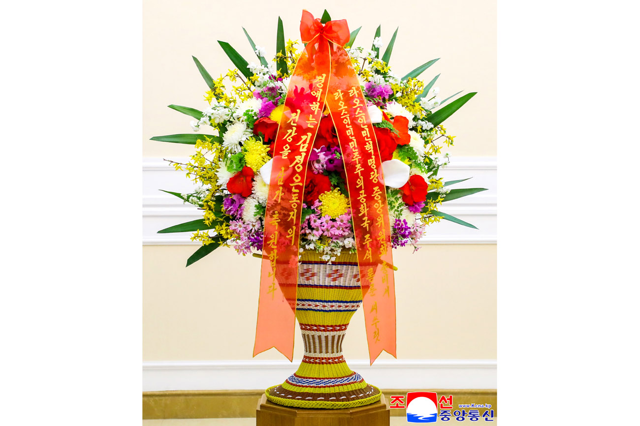 경애하는 김정은동지께 라오스인민혁명당 중앙위원회 총비서, 라오스인민민주주의공화국 주석이 꽃바구니를 보내여왔다