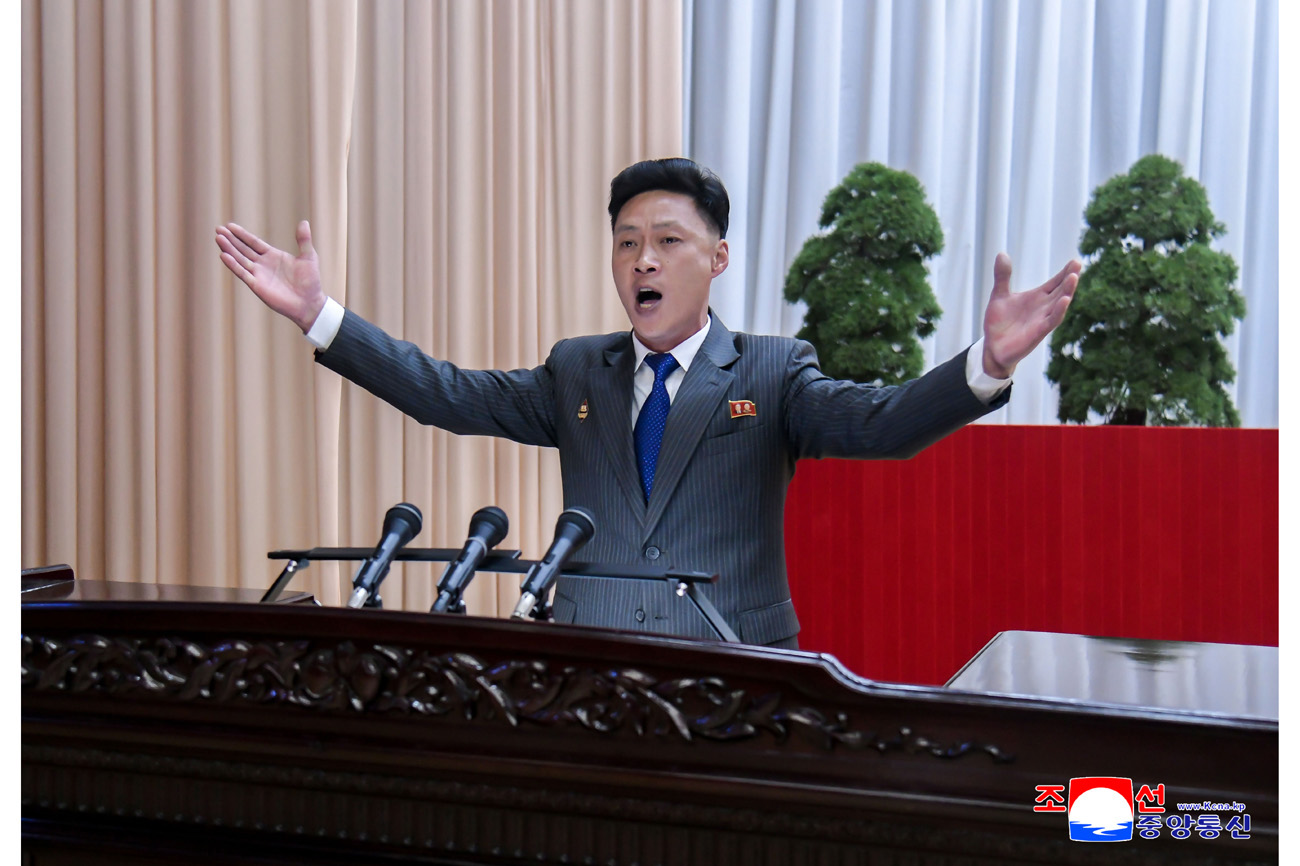 위대한 수령 김일성동지 탄생 113돐경축 로동계급과 직맹원들의 웅변모임 진행