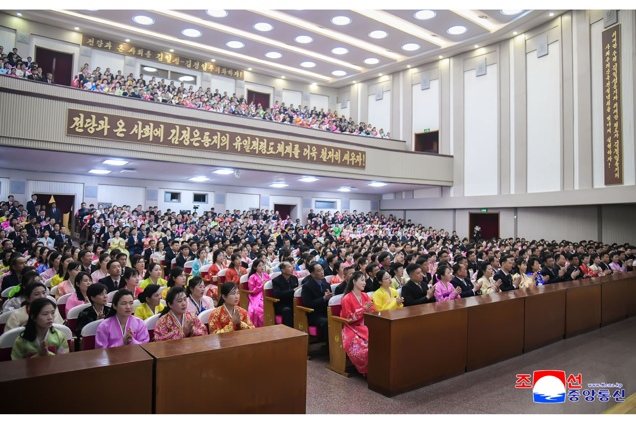 위대한 수령 김일성동지 탄생 113돐경축 로동계급과 직맹원들의 웅변모임 진행