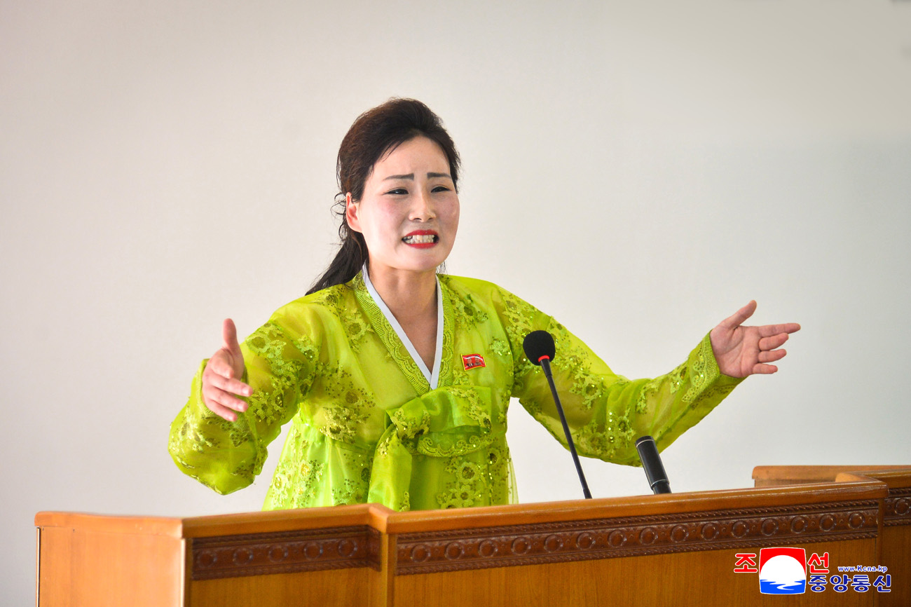 위대한 수령 김일성동지 탄생 113돐경축 농근맹일군들과 농업근로자들의 웅변모임 진행