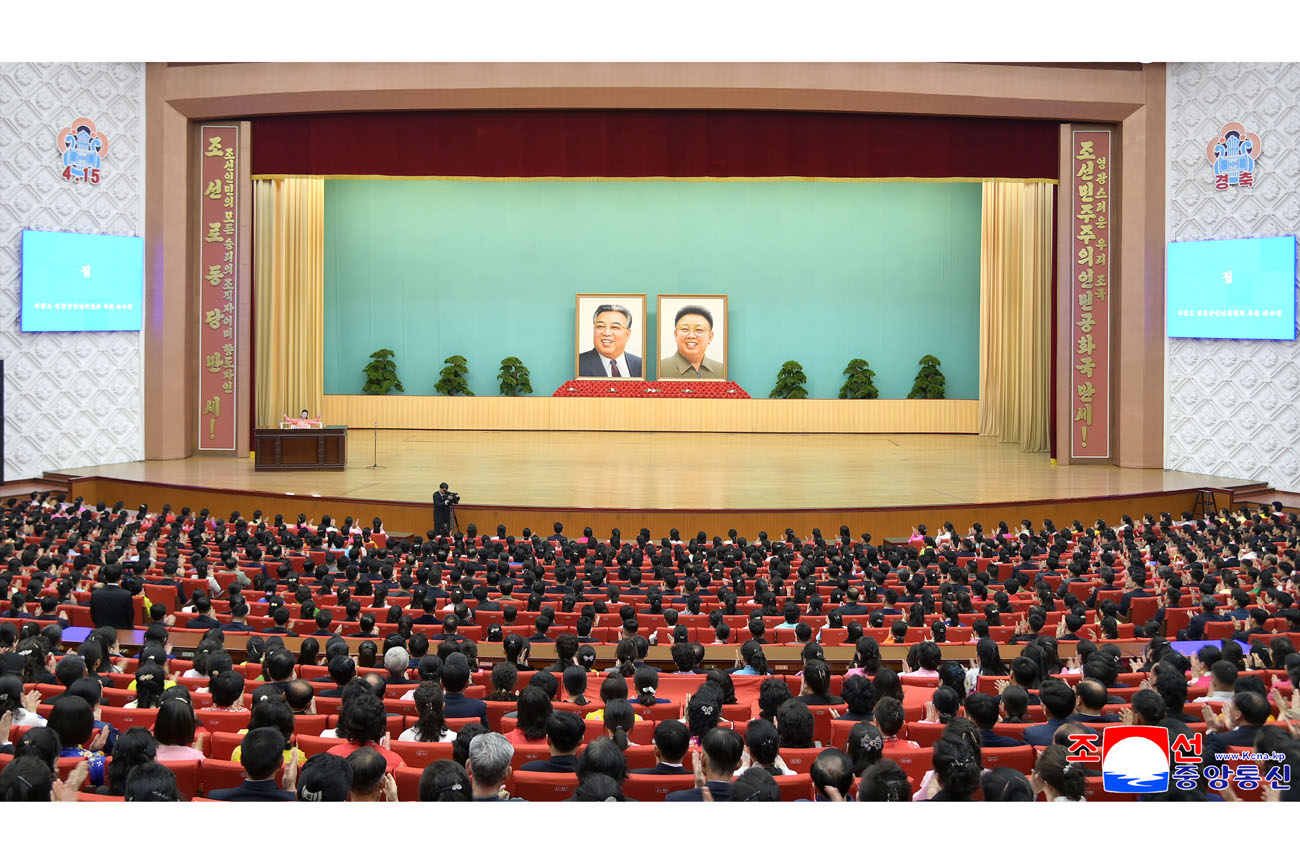 위대한 수령 김일성동지 탄생 113돐을 맞으며 전국웅변모임 진행